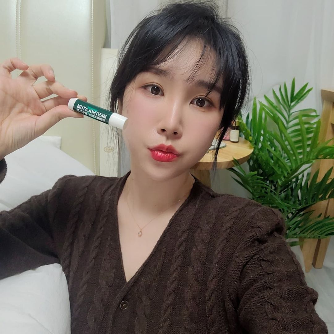 나두 꽃🌸 on Instagram: “#협찬 멘소래담: 메디 케이 티드 2종💁🏻‍♀️ 입술 각질 관리에 좋은 립밤이에요‼️ 요즘 같은 환절기 더욱 건조해지는 내 입술에 단비가 되어주는 제품 🥰 끈