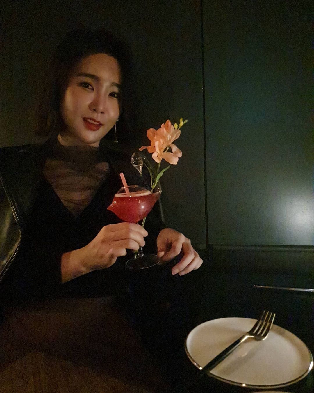 나두 꽃🌸 on Instagram: “좋은 사람과 함께 좋은 음악, 좋은 분위기에 취한 밤. 기분 좋은 주말 마무리였네요 : ) 칵테일도 맛있고 음식도 너무 맛있었어요. - 플라멩코 플라밍고 -망고 코코 -