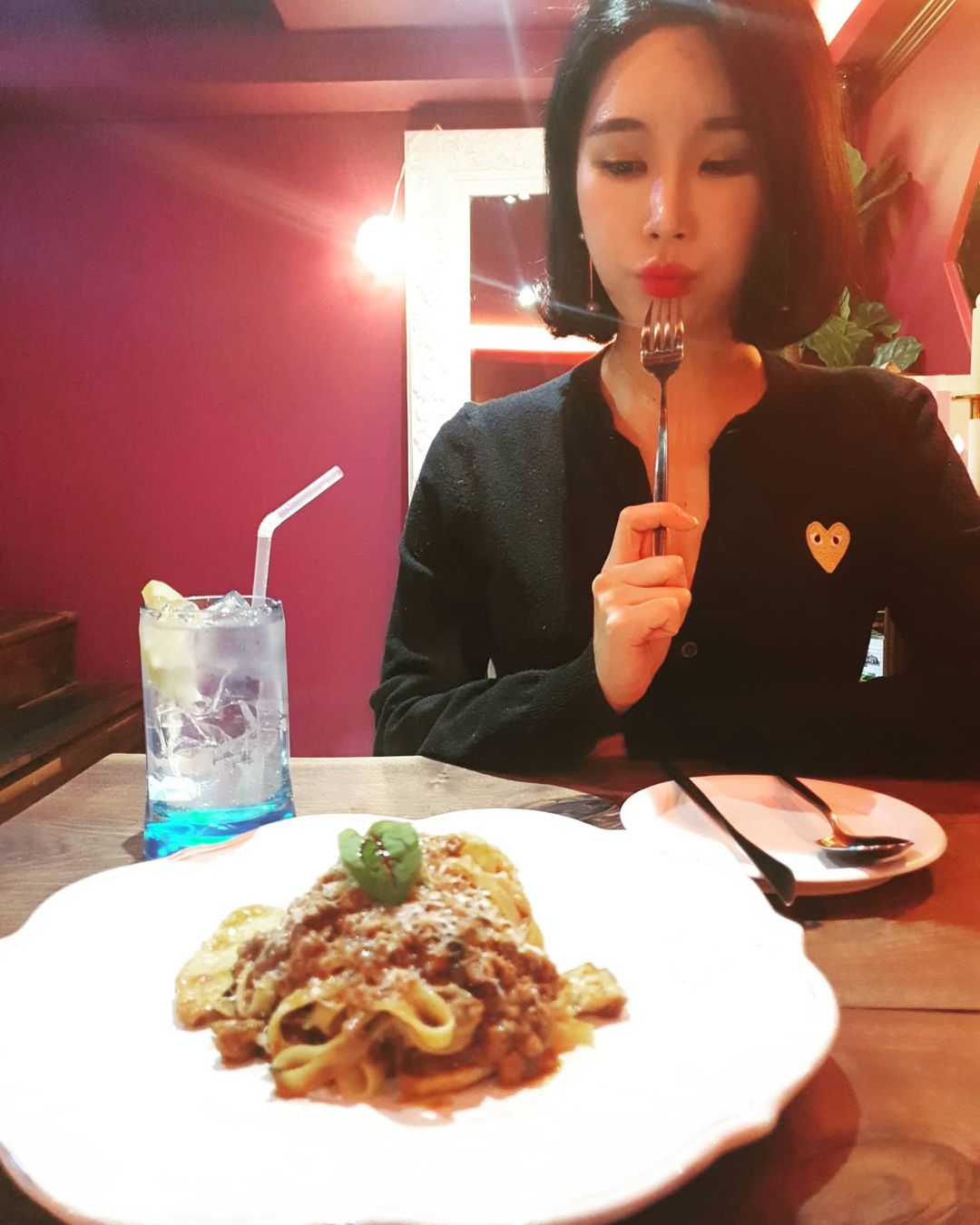 나두 꽃🌸 on Instagram: “#협찬 광고 연남동 맛집 #리밋연남 에 다녀왔어요! 유럽풍의 느낌에 엔틱한 감성을 가진 너무 이쁜 레스토랑이에요♥️ -라구 알라 볼로네제 다진 고기와 야채 토마
