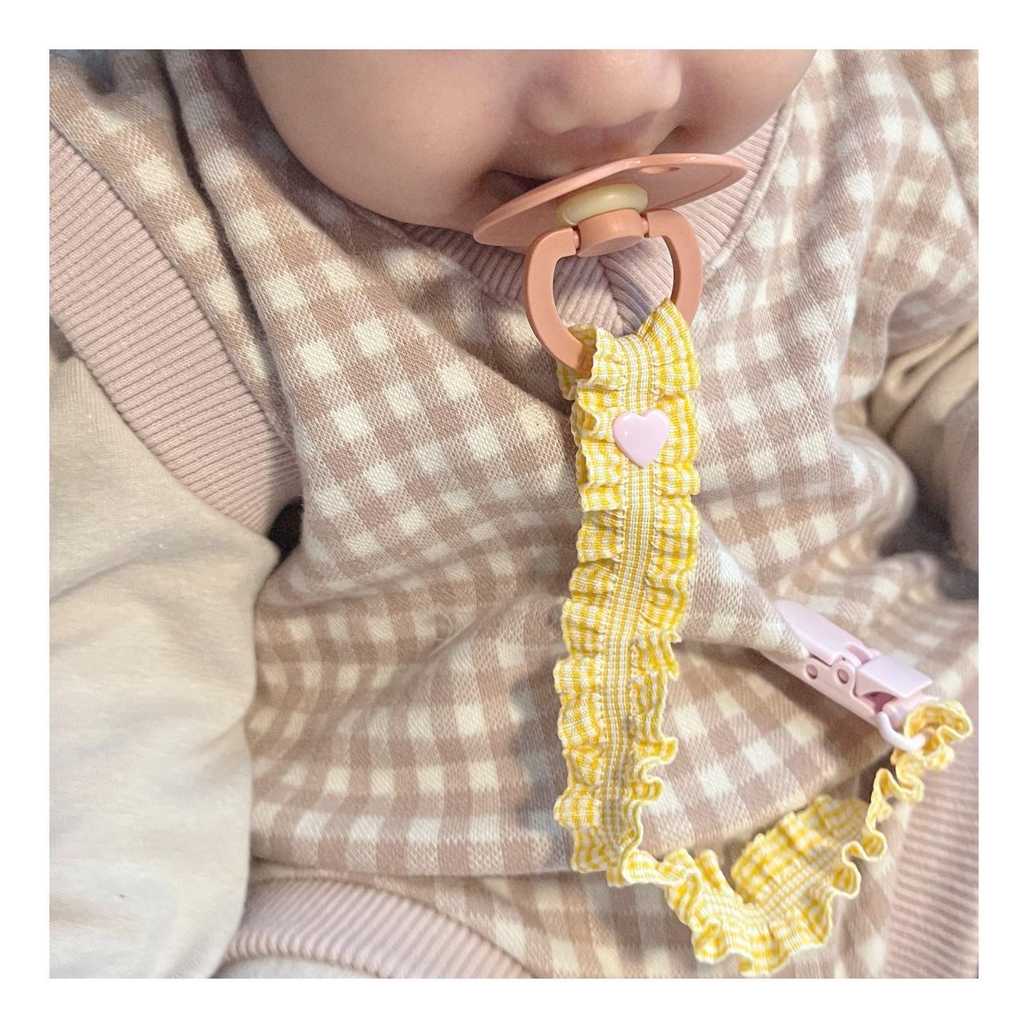 ⠀⠀⠀⠀⠀⠀⠀⠀⠀⠀⠀⠀
예쁜옷에 맞추어 코디한 쪽쪽이클립💛