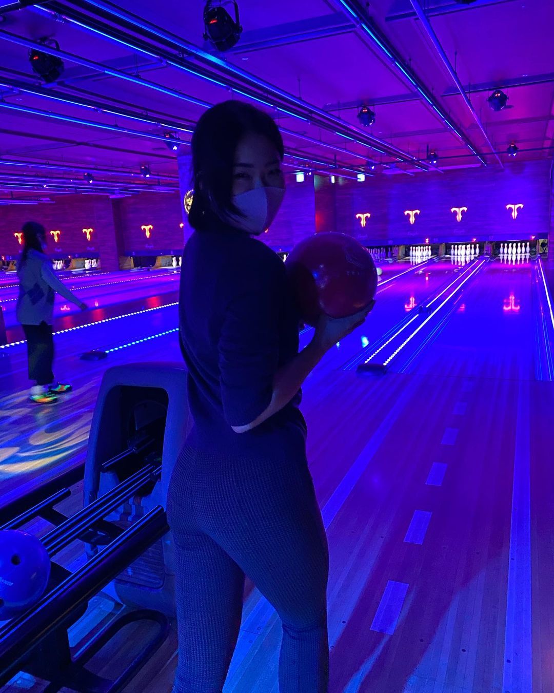 5 Likes, 2 Comments - 행복한 쮸쀼의 일상🏡 (@happi_2zubbu) on Instagram: “🔥불금🔥 🎳𝗧𝗲𝗺𝗽𝗹𝗲 𝘀𝘁𝗿𝗶𝗸𝗲🎳 볼링칠 때 눈빛이 달라지는 쮸쀼🤨 간만에 락볼링장에 다녀왔습니다! 강남역에서 멀지 않은 템플스트라...