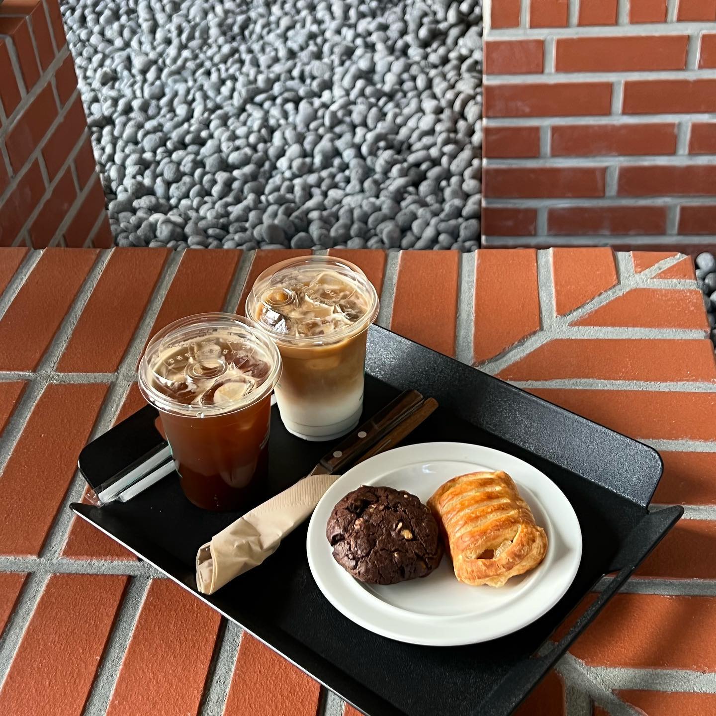 카페는 뒈지게 좋아하지만 오래는 못 있는 편,