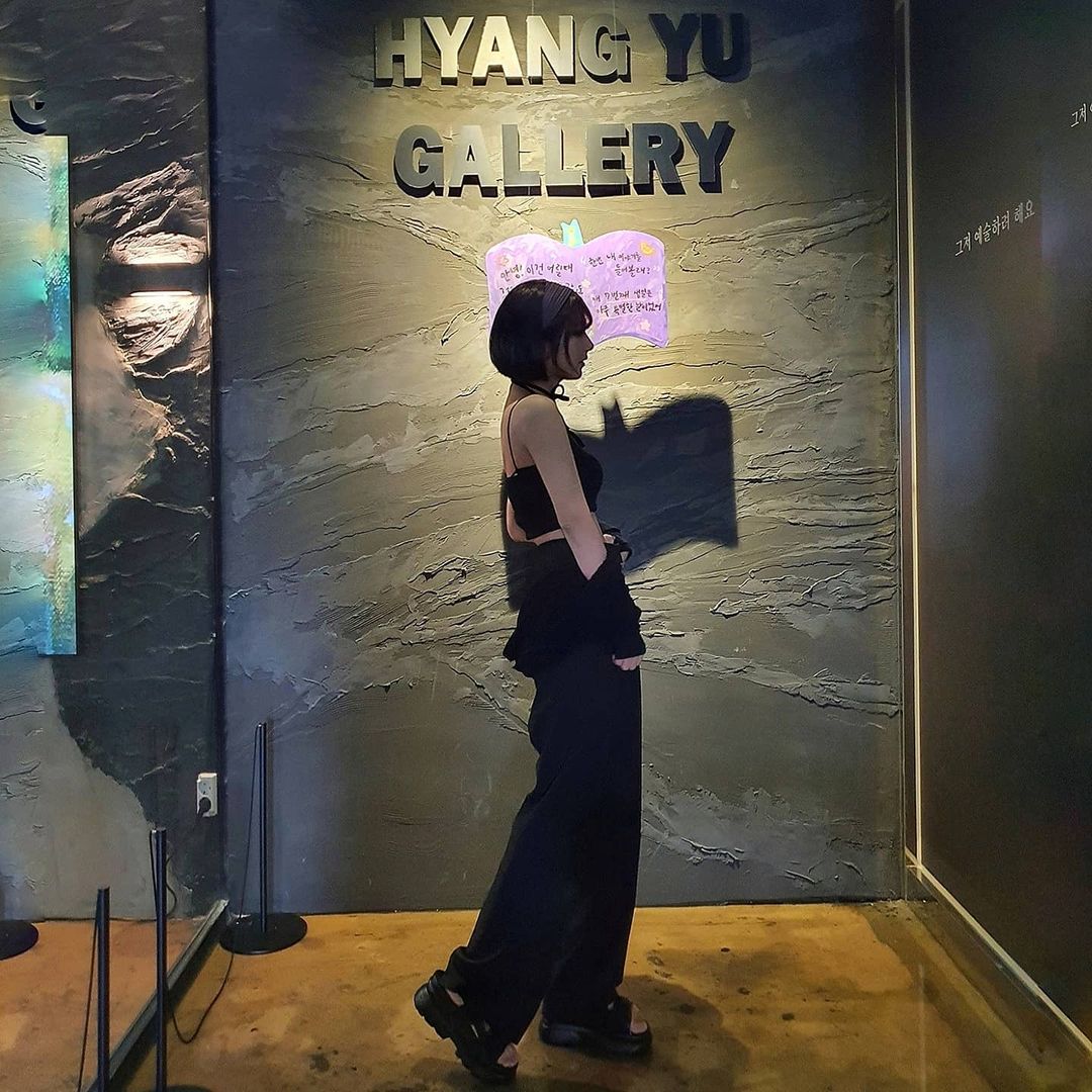 밍 on Instagram: “#협찬 @binary01_wholesale 키만 170으로 만들어주는 자체제작 마법 슬랙스✨ 한 동안 내내 이것만 입고 다닐 정도로 너무 편하구 핏감 존예🖤 사실 가디건도 같은 쇼핑몰😎 ⠀ ⠀