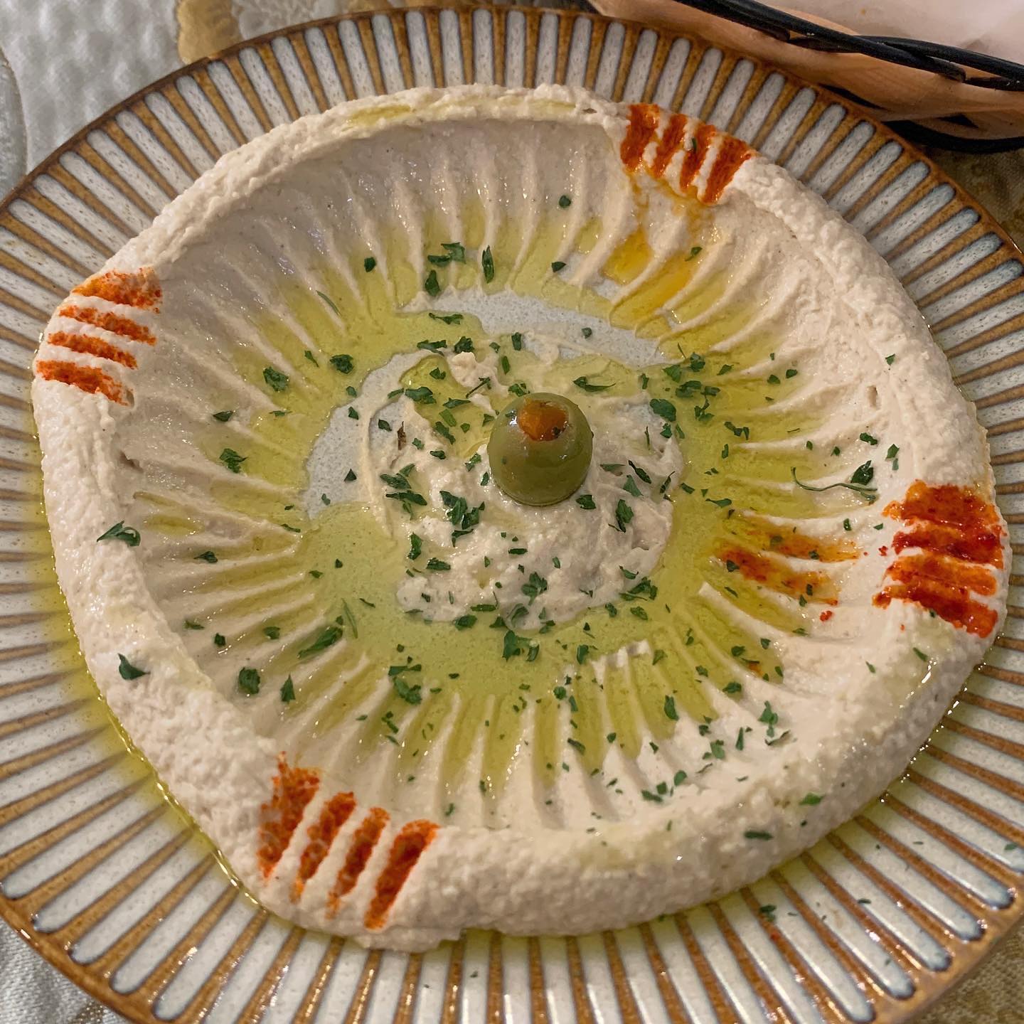 예멘쉐프가 요리하는 아랍음식은
처음인데 너무 맛있게 잘 먹었다!

겨울철만 되면 가게마다 후식으로 귤을 주곤 하는데 이게 바로 제주의 묘미👍🏻🍊#채식 #비건 #할랄푸드 #할랄음식 #비건식당 #후무스