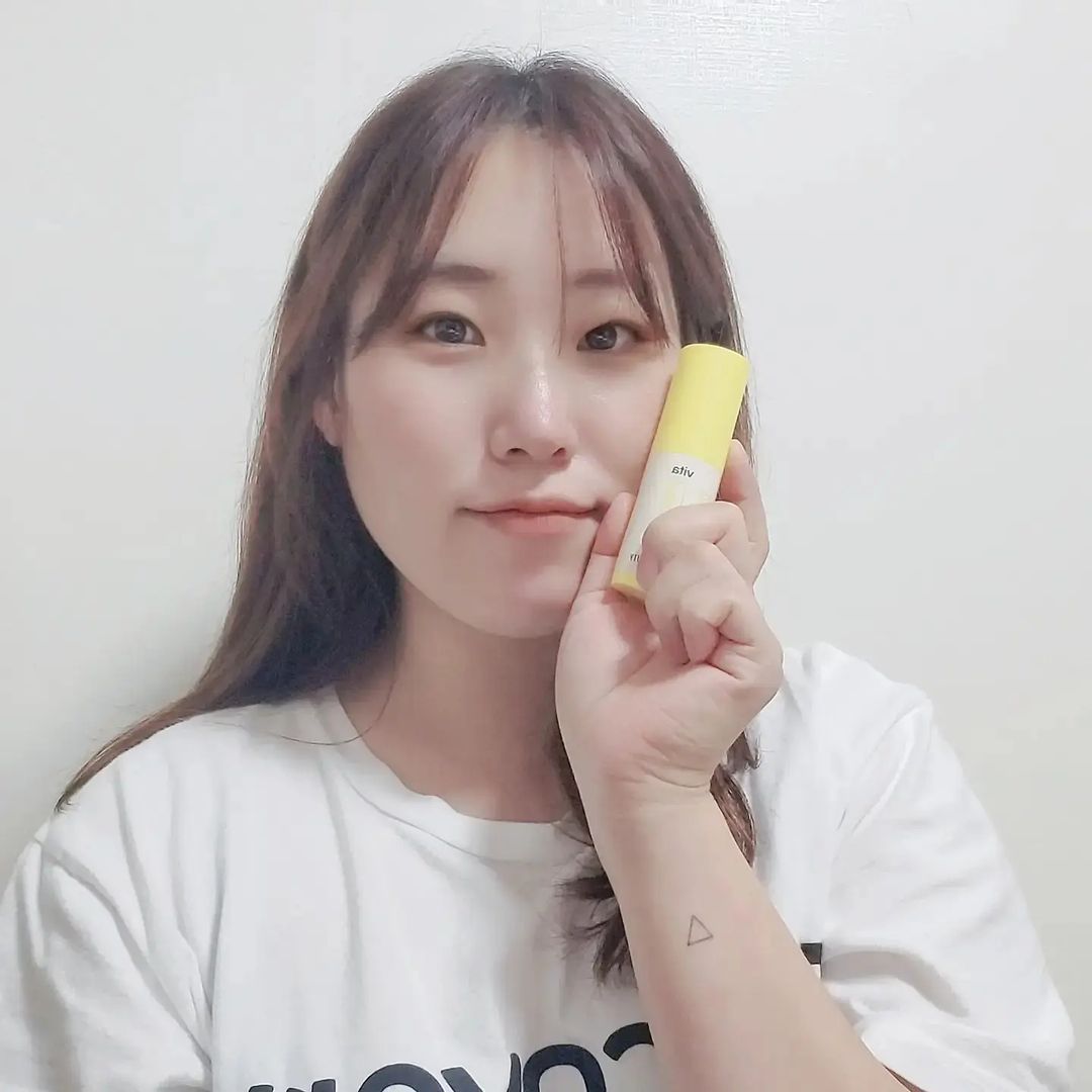짱세 on Instagram: “#광고 🔅조성아뷰티 H세럼스틱 비타 요즘 부쩍 #주름 이 늘어나는것같아서 #피부관리 를 해야겠다라는 생각에 사용해본 제품이랍니다😍 몇년전부터 아는 사람들