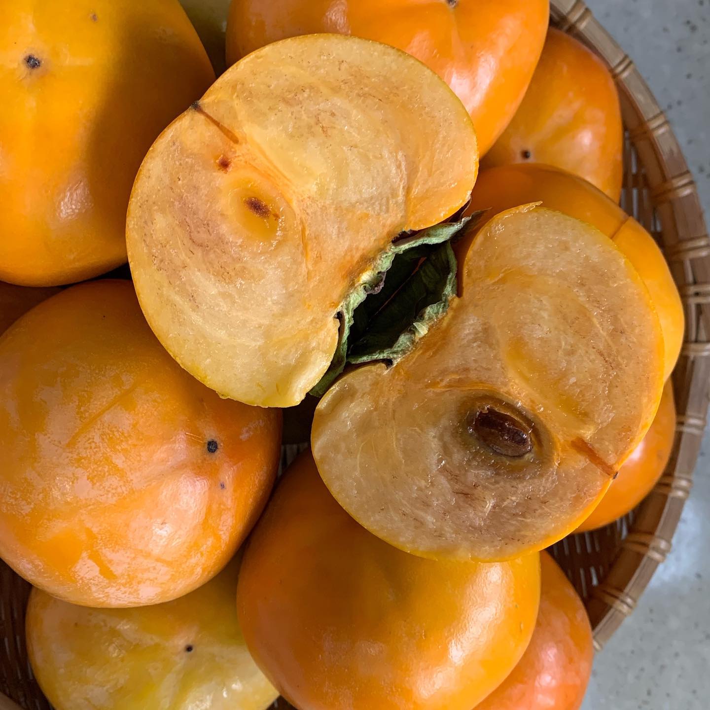 단감 감감🧡🧡🧡

감 좋아하시는 분들~~~! 여기보세요 여기좀 보세요🙂
감을 좋아해서 1년중에 오매불망 단감 나오는 계절만 기다리는 저인데요#심마니농산물 에서 만났어용

가을이 느껴지시나요?! 감에 색감과 맛에서 가을을 느낄수 있네요~ 감도 굉장히 크기도 좋구요 
상태가 너무 좋았어요 ㅋㅋㅋ감이 이렇게 이쁘나 생각이 들더라구요~ 가족들이 지나가면서 한마디 씩 했어용 ㅋㅋㅋ”우와!감이 왜이렇게 이뻐 탐스럽다 “ 

모양도 균일하고 단내가 은은하게 느껴져서 빨리 먹고싶어서 혼났어용

먹을때 식감이 너무 아삭아삭한데 또 거기에 수분감까지 느낄수 있어서 입 안이 너무 즐거워요 ㅋㅋㅋ이거 그냥 씻어서 껍칠째 와그작 먹었네용

껍질이 얇아서 씹을때 불편함도 수분이 많다라는 말이 나오는지도 먹어보니 탁! 무릎을 치게되는 맛 👏👏

#협찬#심마니농산물#단감#감#단감
#제철과일#농산물쇼핑몰