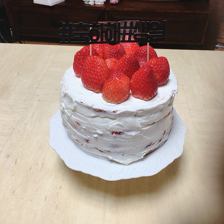 🎂아빠 생신케익만들기!!(근데 이제 토퍼를 뽑으면 용돈이 나오는..ㅋㅋ)🍰👨‍👩‍👧‍👦
덕지덕지 네추럴한 아이싱..나도 아이싱 잘하고 싶다 흐흑 ㅠㅠㅠ

자도르님 믿으세요 나도 이걸 내가 만들수 있을줄은 몰라찌...😍😌

#자도르레시피 #진짜맛있는딸기생크림케이크 #자도르이벤트 #존맛 #반응폭팔 👍🏻 #홈베이킹 #감성베이킹 #홈베이커 #야너두베이킹할수있어 😉 #아빠생신케이크 #나좀젠틀해요 #효년에서_효녀되기 #아빠눈물세방울
울 파파 벌써 쉰이라구...?말도안돼...😨😱 나만 나이먹기..🥲