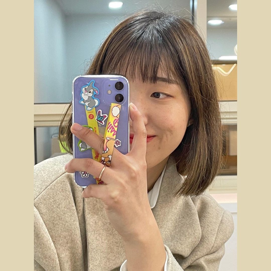 희진 on Instagram: “💜💛 그립톡 사용하다가 스트랩으로 처음 바꿔봤는데 생각보다 편하고 손에 착용하고 있으면 잘 빠지지도 않고 안정감있었다🙂 디자인도 키치하니 통통 튀고 알록달록