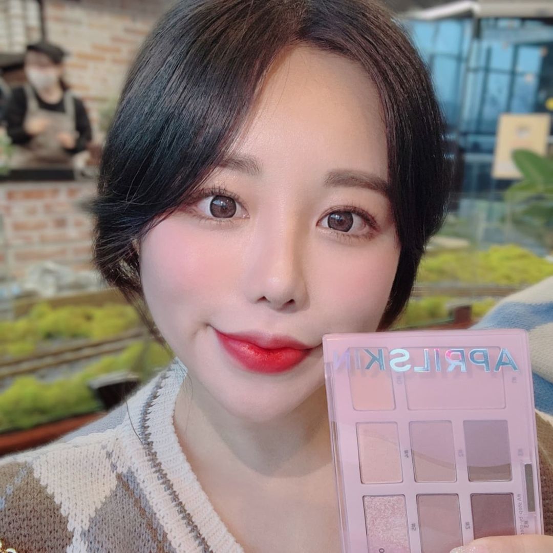 예지 on Instagram: “아이프라이머부터 볼터치 겸 베이스, 음영, 펄까지 한 팔레트 안에💝 아이메이크업 초보가 사용하기 딱 좋은~ 유튜버 인보라님과 콜라보한 아이팔레트! 에이프릴스킨의 #