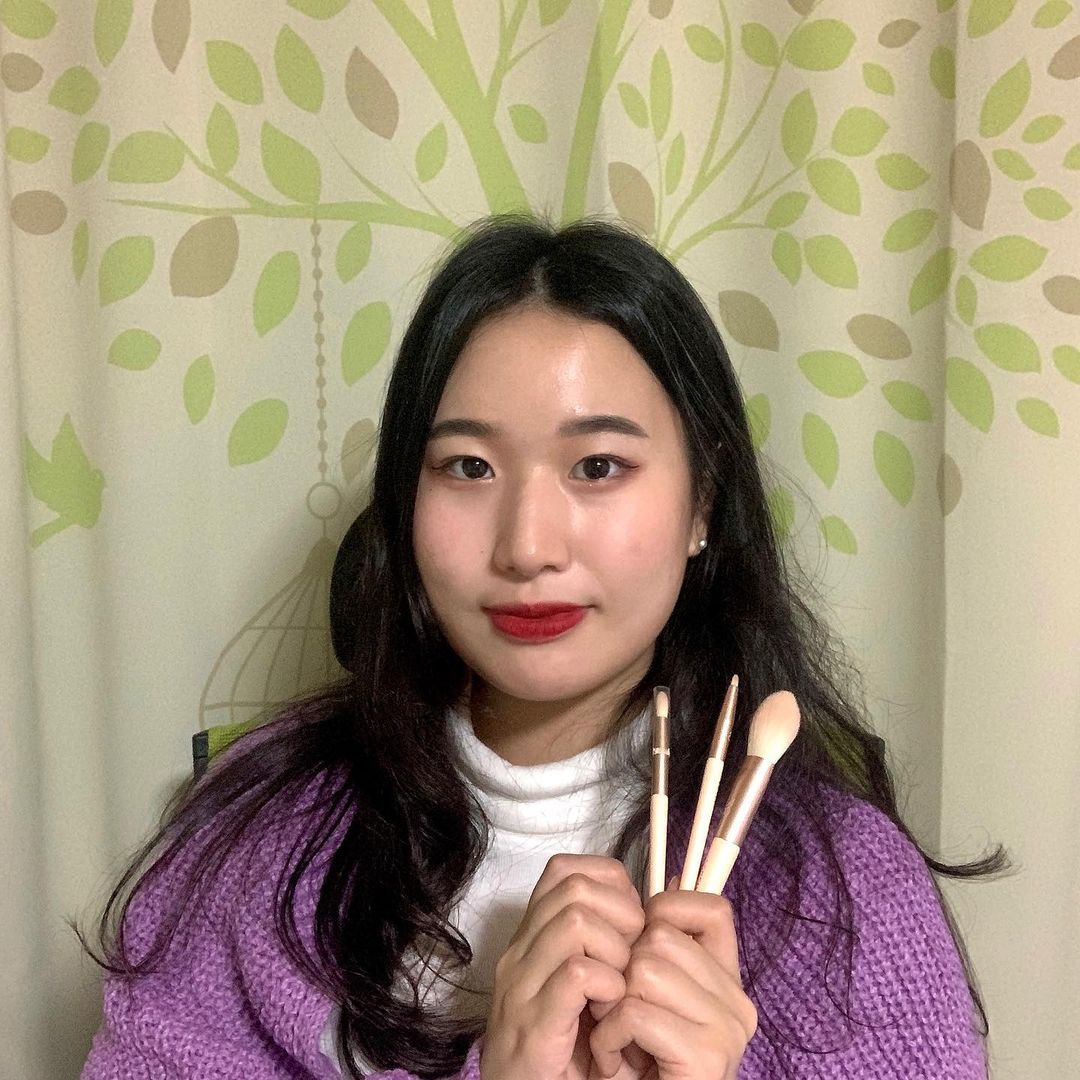 고가은 on Instagram: “#제품제공 #광고문의dm 패키지부터 발색까지 사랑스러운 플라리아 뮬리 브러쉬! 원래 손으로 화장 했는데 뮬리 브러쉬 사용 후에는 브러쉬만 사용해요❤️❤️
