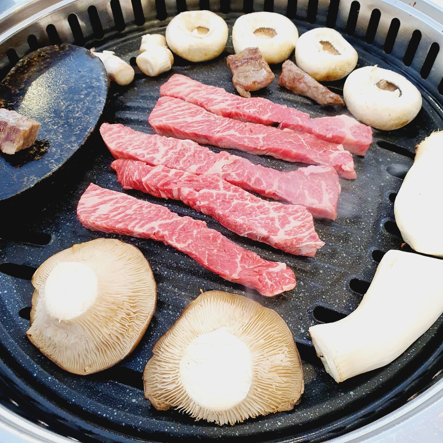 #외식
기념일날 진짜오랫만에 소고기 굽~굽~
얼마만에 소고기인지!!

집앞에생긴 정육식당 처음가봤는데 요기 괜찮은듯! 고기집인데 밑반찬이 완전깔끔~

담번에는 삼굡이먹으러 출동해야할듯^^

#봉담맛집#화성고기집#화성맛집#봉담고기#착한정육식당#봉담맘#맞팔