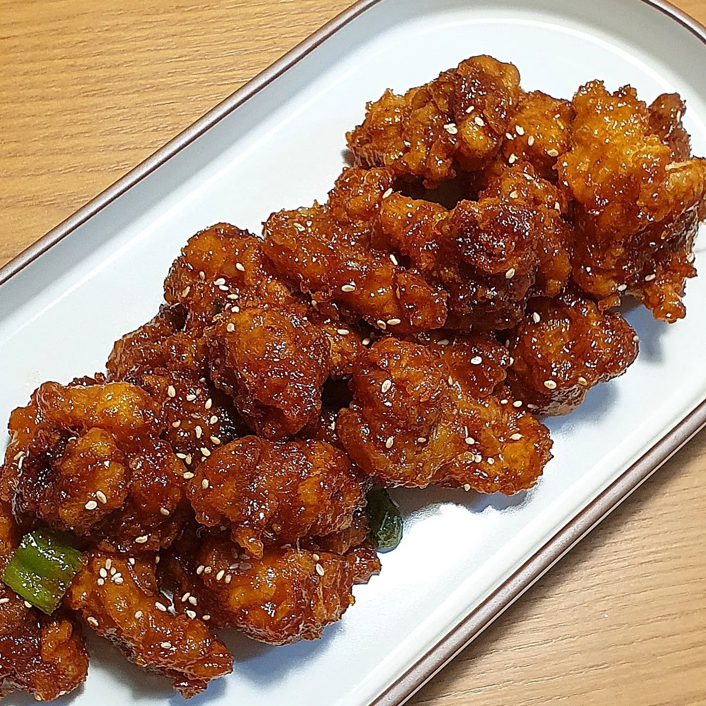 🦀🐔 경주 대게 닭강정

경주에서 꼭 먹어봐야하는 필수 음식 중에 경주 대게 닭강정이 있다고 하더라구요? 대게 닭강정 포장해서 저녁에 숙소에서 많이들 먹는다고해요. 
생과일(사과,오렌지,파인애플) 소스에 대게살을 첨가해서 달달하면서도 담백한 맛에 인기라던데, 저는 편하게 택배로 받아보았어요!! 경주까지 가지 않아도 되서 완전 좋죠?

닭다리살만 활용해서 만든 닭강정이라 퍽퍽함 없이 부드럽고, 대게가 은은하게 씹히더라구요. 대게맛이 안느껴질 줄 알았는데 느껴져요 ㅋㅋ

잘 포장되어서 택배로 받을 수 있으니까, 부모님이나 지인들에게 선물드리기에도 좋을 것 같아요.

#잠실새내맛집 #잠실새내역맛집 #잠실동맛집 #대천해수욕장맛집 #대천동맛집 #신흑동맛집 #대천가볼만한곳 #황남동맛집 #황리단길맛집 #경주가볼만한곳 #닭강정택배 #경주대게닭강정