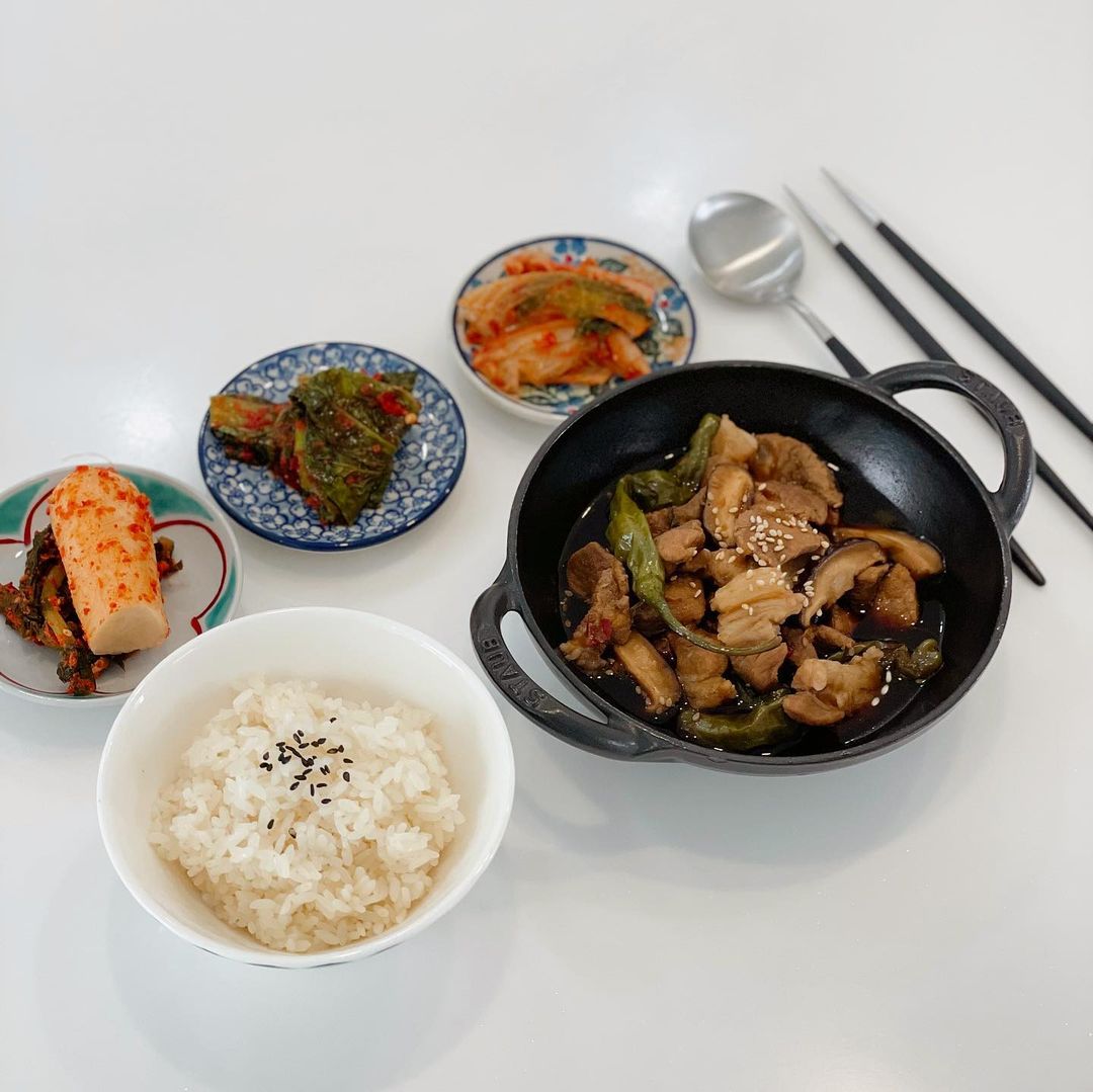 22 Likes, 2 Comments - 한별 (@byulingya) on Instagram: “#AD#협찬 저는 김치찌개 끓일 때 돼지고기 앞다리살 찌개용이 담백하고 쫄깃해서 자주 이용하는데요.🐷 마약계란장 만들어 먹고 간장 양념이 많이 남아서 오늘은 앞다리살...