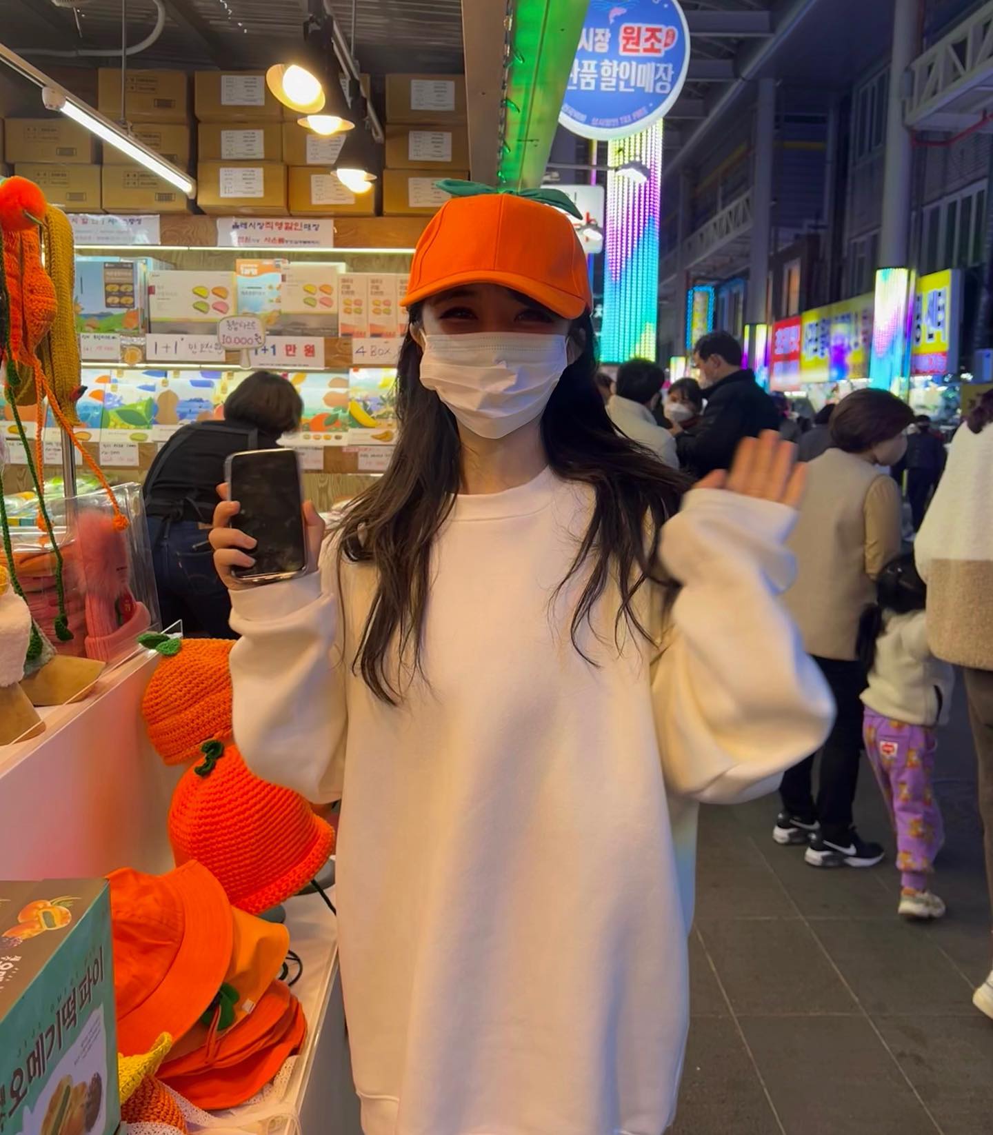 ✅ #올레시장 요약기록

귤모자 너무 귀여움 + 천혜향주스 맛 있음 .

나는 한라산 김상아는 하이네켄 sangah2burger 

---------------------------------------
#essentials #제주올레시장 #하이네켄 #제주야경 #제주야시장