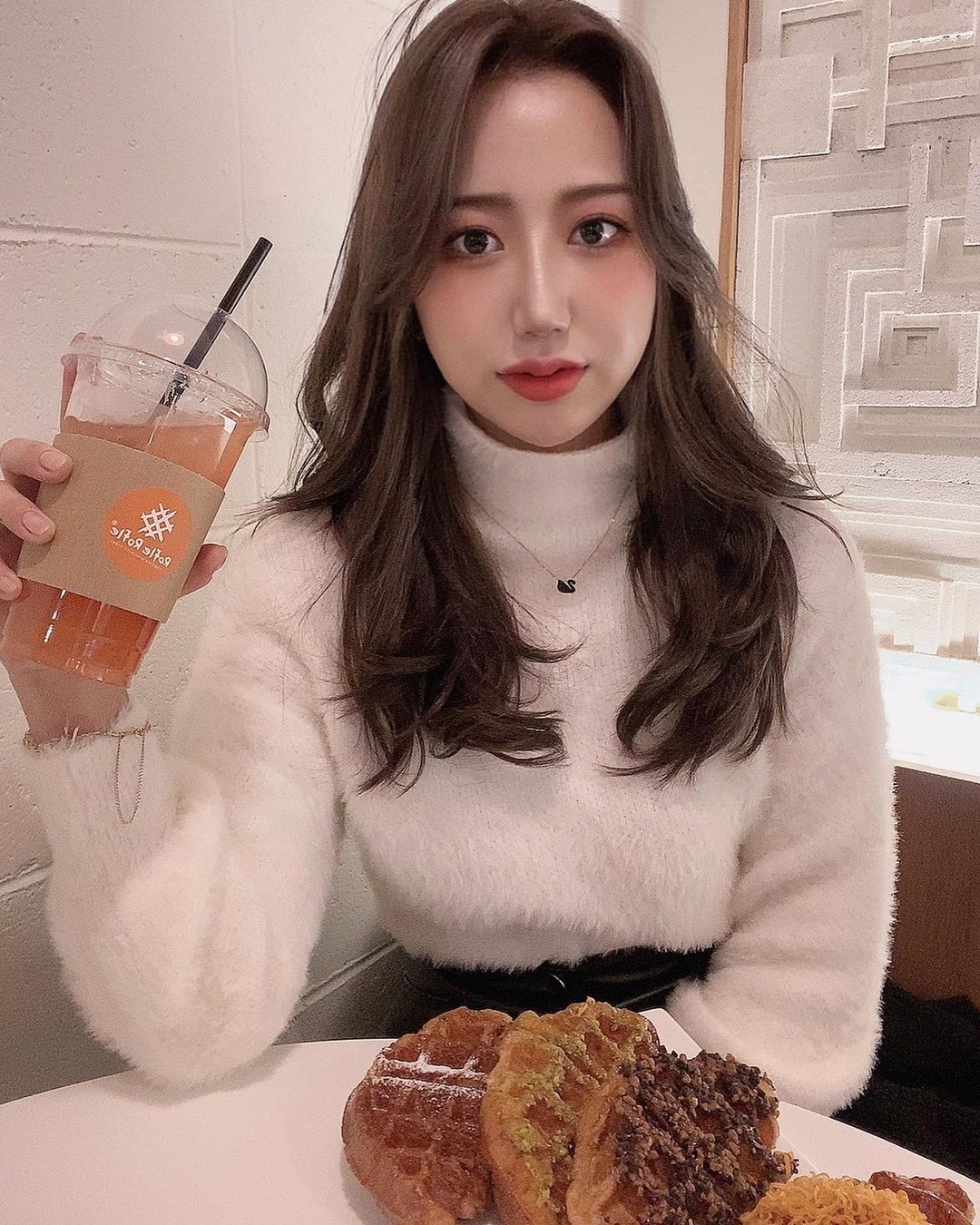 장유진 on Instagram: “크로플맛집 찾앗다…❤️ 크로플 진짜 좋아하는데 크로플은 반죽부터가 중요한데 진짜 반죽부터 완벽해서 놀랐어요!! 크로플 맛 종류도 엄청 다양해요 기회