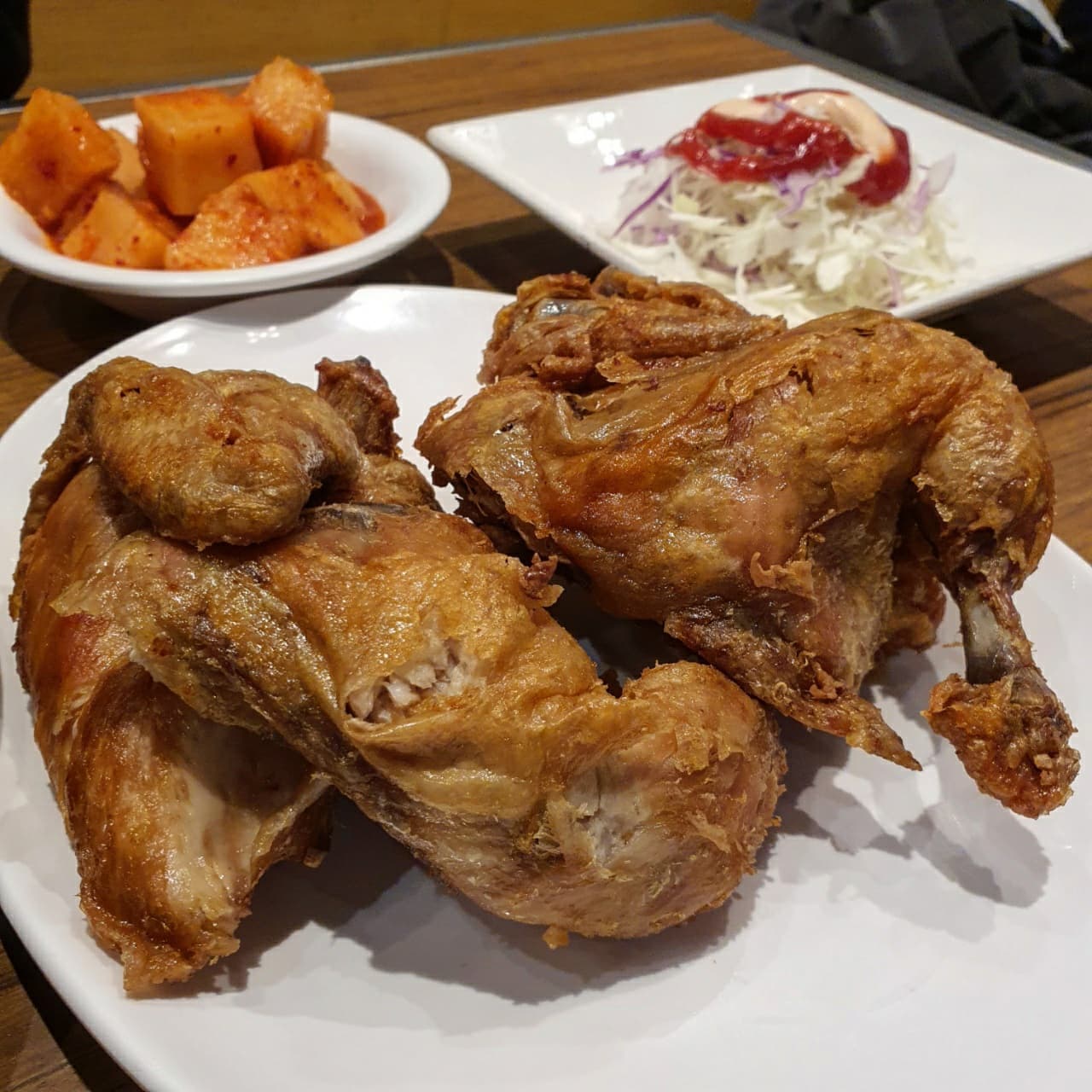 11/15 ❤삼계탕과 통닭❤

여러분~ 즐거운 화요일 보내고 계신가요?
저는 오랜만에 엄마랑 외식을 했답니다!
명동에 있는 영양센터 본점에 다녀왔어요😊

할아버지 때부터 즐겨찾으셨던 곳이라
저는 전기구이통닭, 삼계탕 하면 이 집부터 생각나더라구요😆
초등학교도 명동에서 나와서 추억의 동네랍니당ㅋㅋ 남산초💗

컨디션이 둘 다 안 좋았던 관계로..
어제는 집와서 완전 녹다운이었는데 
그래도 보양식 먹어서인지 오늘은 컨디션이 좋아졌어요!😉🤩

📍영양삼계탕 : 16,500원
간을 따로 하지 않아도 이미 간이 잘 되어 있어요!🤤
살도 쫀득하고, 국물이 진짜 끝내줍니다. 닭가슴살까지 부드러워요. 몸보신 제대로!

📍통닭 중 : 16,500원
전기구이통닭은 또 얼마나 바삭한지.
같이 나오는 양배추샐러드도 마요네즈에 케찹만 뿌린.. 
엄청 투박하지만 세상 맛있는 맛..뭔지 아시죠?😉

2명이 가면 삼계탕 하나, 전기구이통닭 하나 시켜서 나눠먹는 건 국룰~이에요!🤟🧡

뜨끈한 음식 드시구 건강하게 즐거운 11월 보내시기를 바랄게요🙏🍀

#영양센터 #영양센터본점 #삼계탕 #영양삼계탕 #전기구이통닭 #통닭 #양배추샐러드 #명동맛집 #명동맛집추천 #명동삼계탕 #삼계탕맛집🐓 #엄마랑딸 #엄딸데이트 #남산초등학교 #음식으로진심을말하다 #먹팔환영 #먹팔맞팔 #food #오늘뭐먹지 #먹스타그램