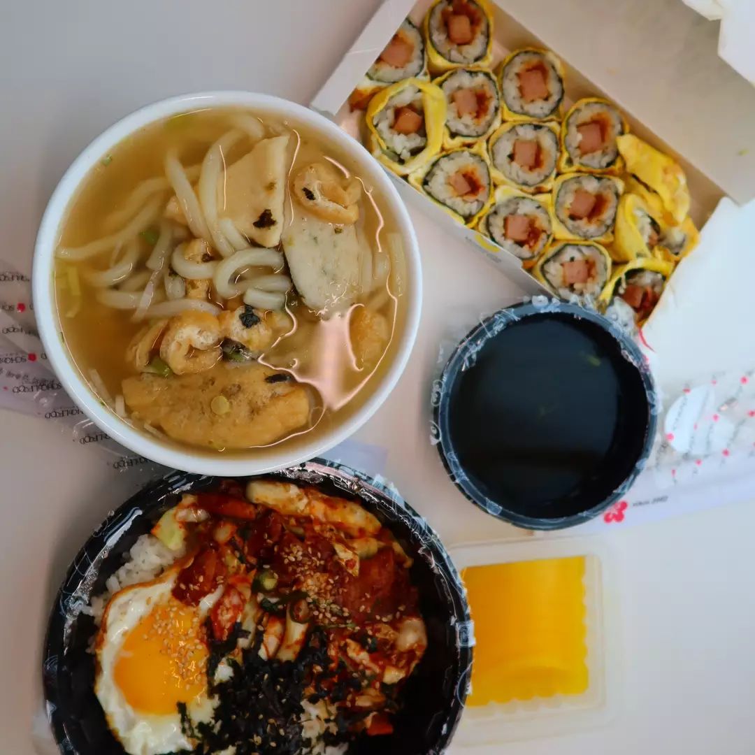 #협찬 스쿨푸드하면 떡볶이와 마리시리즈만 생하시지만 맛있는 밥과 면들 메뉴도 많답니다!

이번에 스쿨푸드에서 미나리 제육 덮밥과 어묵 우동을 먹었는데. 맛있어서 추천드려봅니다!

미나리제육덮밥은 맵지않은 맛이지만 미나리랑 잘 어우러져서 깔끔한 맛을 냈어요! 계란도 반숙으로 올라가서 밥이랑 비벼 먹으니 대박! 
우동은 정식이름은 95.7%어묵우동인데. 95.7%의 생선살을 이용해 만든 어묵으로 만든 우동이래요! 깔끔하면서 시원한 우동 국물에 당면이 들어간 유부주머니와 생선살 가득 넣어 만든 어묵까지 푸짐하게 들어있었답니다 ㅎㅎ

#스쿨푸드 #배달음식추천 #어묵우동 #미나리제육덮밥 #일산스쿨푸드