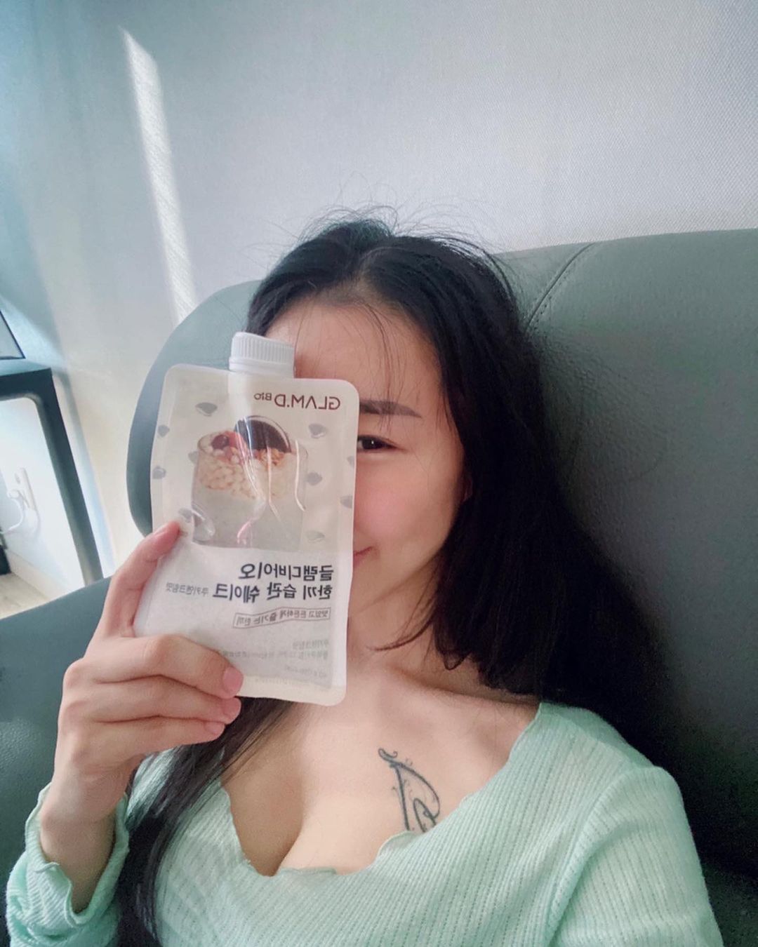𝕃𝕁 정주 ෆ⃛ on Instagram: “요즘 당 땡길때 가볍게 챙겨먹는 쉐이크 2시간 운동에 545kcal 소모되는데 #글램디한끼습관쉐이크 150kcal에 단백질 8g 든든하게 식단관리까징 #협찬 신상