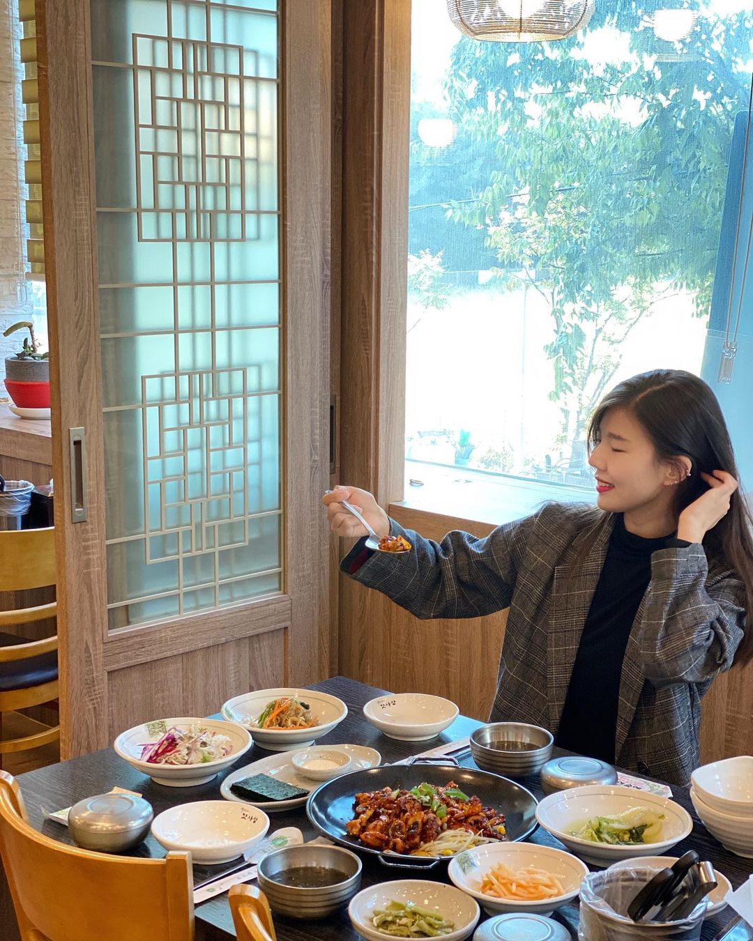 상미 on Instagram: “오랜만이에요❤️ 전 이사 온 집 근처 맛집 놀러왓습니당👀 왼쪽 안쪽으로는 파티션으로 분리되어 있는 깔끔한 내부의 박은자맛사랑🙏 👉제가 먹은 추천메뉴 -쭈꾸미