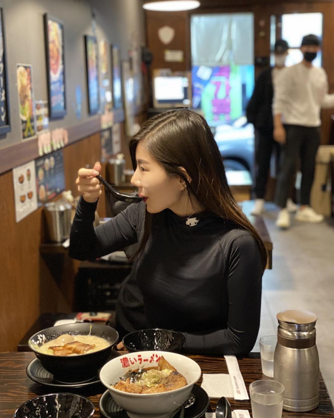 상미 on Instagram: “요즘 일이 바빠져서 드문드문 들어올듯 해요🥲그래도 소통은 꾸준히 하러 올게요🙋‍♀️ 다들 맛저하셨나요? 전 오늘 전통라멘집가서 라멘 먹었습니다❣️가게내부는
