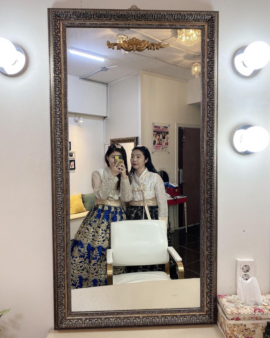 상미 on Instagram: “5년만에 찍은 가족사진은 한복컨셉!❣👀촬영시진은 맨 마지막에 있어요! 저희 부모님 너무 고우시구❣️❣️🙊 넓은 메이크업룸에 다양한 한복, 교복, 웨딩등 옷들도 대