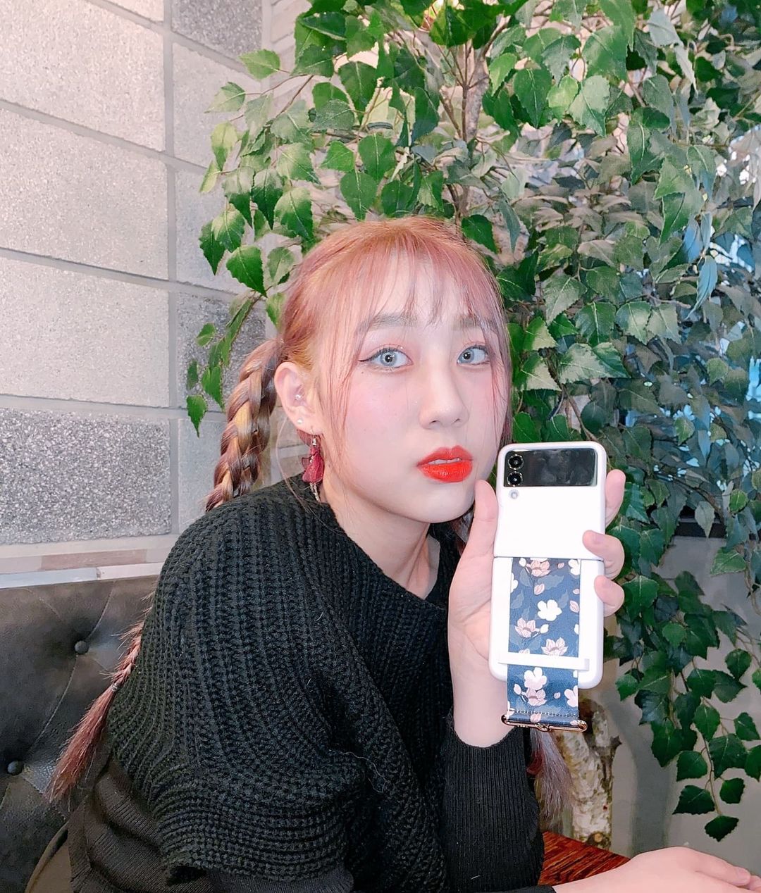 김혜빈 on Instagram: “#협찬 #갤럭시z플립3 #테라상사 @imterakorea 안 그래도 요즘 원래 쓰고 있던 플립 케이스 스트랩 지겨워지고 있던 타이밍에 딱 너무 마음에 드는 스트랩 발견했어요ㅜㅠ #테