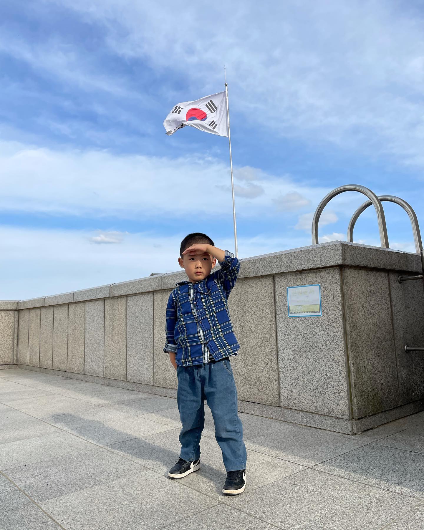 오두산통일전망대에서
필뜽! 충떵!

저 멀리 강건너가 북한임 😆😅

#4세형님 #7세언냐 #오두산통일전망대 #통일전망대🇰🇷