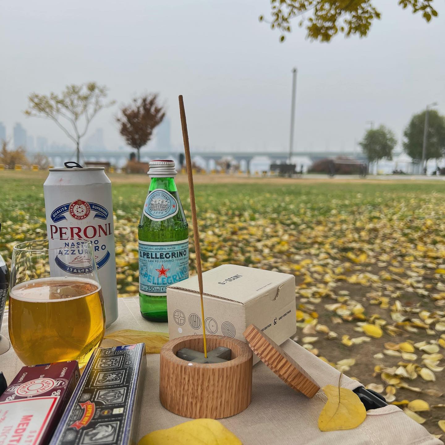 #협찬
오랜만에 피크닉 가서 기분내기🧺🇮🇹
캠핑가면 가끔 인센스 피우는데 우드갬성 넘 이뻐용
인센스 홀더랑 케이스 같이 있어서 캠핑이나 여행갈때 간편하게 휴대하기가 좋네요
우드도마, 우드테이블, 우드체어 우드계열이랑 같이 두면 찰떡!

포인테리어 리빙 플랫폼 라운디드가 그레이 스펙트럼과 협업하여 출시한 ‘G:SCENT’

라운디드 공홈에서 할인코드 입력시 40% 즉시할인이래용!
할인코드 : friendsonly
행사기간 : 11.1 - 11.30
👉rounded_kr