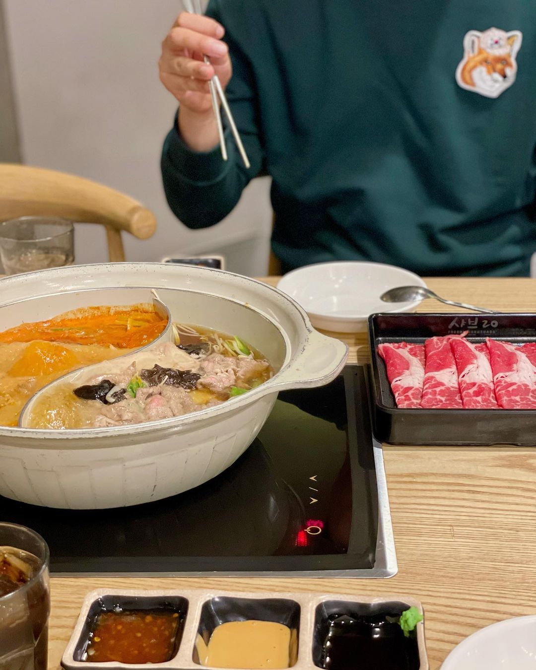 ʜᴀɴᴀ ♥ on Instagram: “#협찬 날이 점점 추워지니까 국물 있는 음식 너무 땡기구...🥺 그래서 뜨끈한 샤브샤브도 먹고 이불 빨래도 할 겸 집 근처 #샤브20 으로 출동🙋🏻‍♀️‼️ 만경관