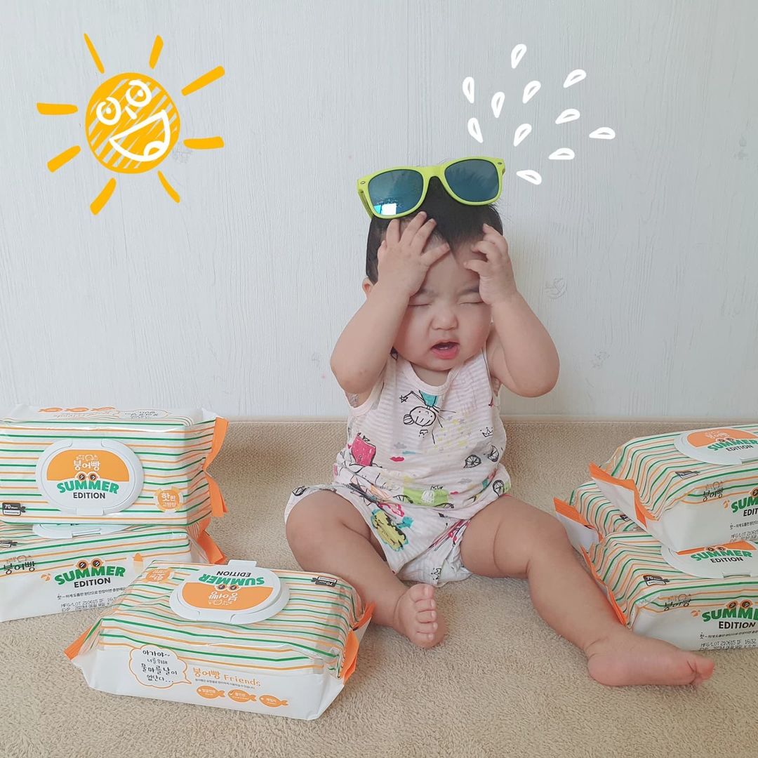 빵빵이 이서의 성장기록 on Instagram: “이 더운 여름, 이서에게 붕어빵 물티슈 summer edition이 도착했어요☀️ 에디션에 맞게 이서도 바캉스하는 느낌으로 찰칵📷 ✔투명한 패키지로 내용물이