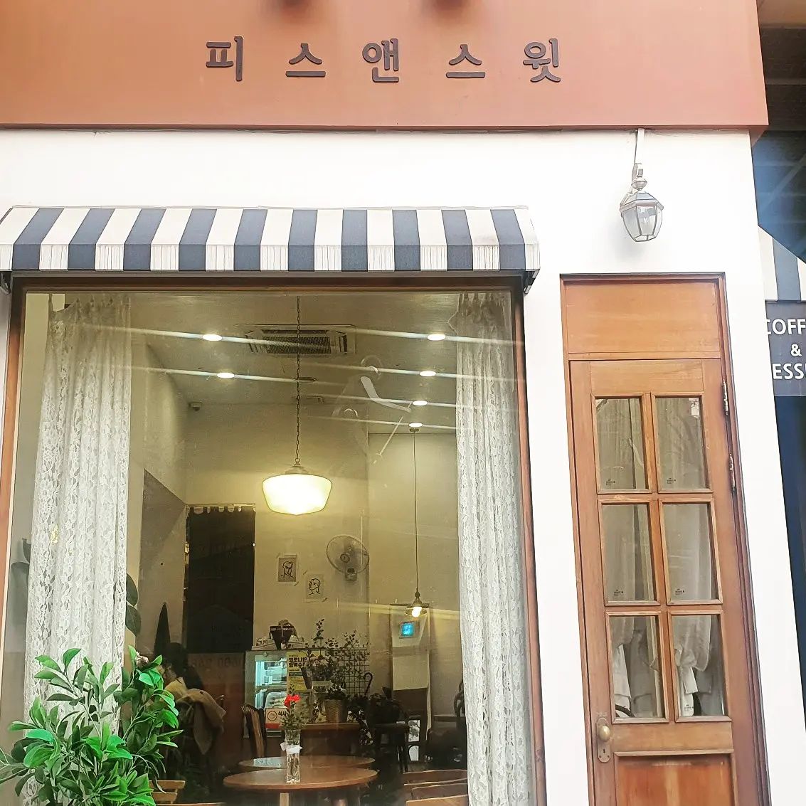 #협찬 #피스앤스윗 #부천신중동카페 #디저트카페추천

🧡피스앤 스윗 디저트카페​🧡
✔: 경기 부천시 신흥로 140
📞: 010-9033-1426
🕰11: 00 ~ 21: 00 
정기휴무 (매주 월요일)
예약, 포장, 배달, 주차O, 
국민지원금사용가능.

#부천디저트카페 피스앤스윗 은 
7호선 신중동역 2번 출구에서 도보 10분.
위브더스테이트 9단지에 위치합니다.

시원한 통창에 
하얀 커픈사이로 들어오는 햇살맛집으로도 
유명한 피스앤 스윗 🎂

​
음료는 Best 메뉴! 👍
인슈페너와 흑임자크림라떼
에서 잠시 고민을 했는데요.

​
따뜻한게 끌리는 날이여서
[아인슈페너] 와 ☕ 
얼그레이 lover 로서,
안시킬수 없었던 [얼그레이자몽 케이크] 
🎂 

머무는 동안 음악도 잔잔하니
대화하기도 좋고 
그냥 앉아서 커피만 마셔도 
힐링되는 분위기의 디저트카페
부천 신중동역 
피스앤스윗 추천드립니다 🧡

​