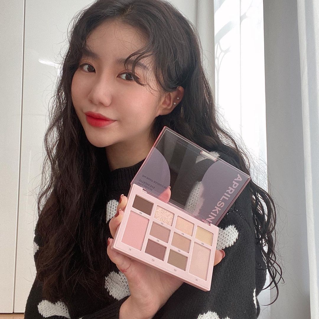 한량 유정 on Instagram: “#협찬 저는 겨울 쿨톤인데 딱 안성 맞춤의 팔레트가 에이프릴스킨에서 나왔어요 ❤️ 핑크빛 들어간 팔레트를 여러번 사봤지만 안쓰는 컬러들이 많아 방치되는 경우