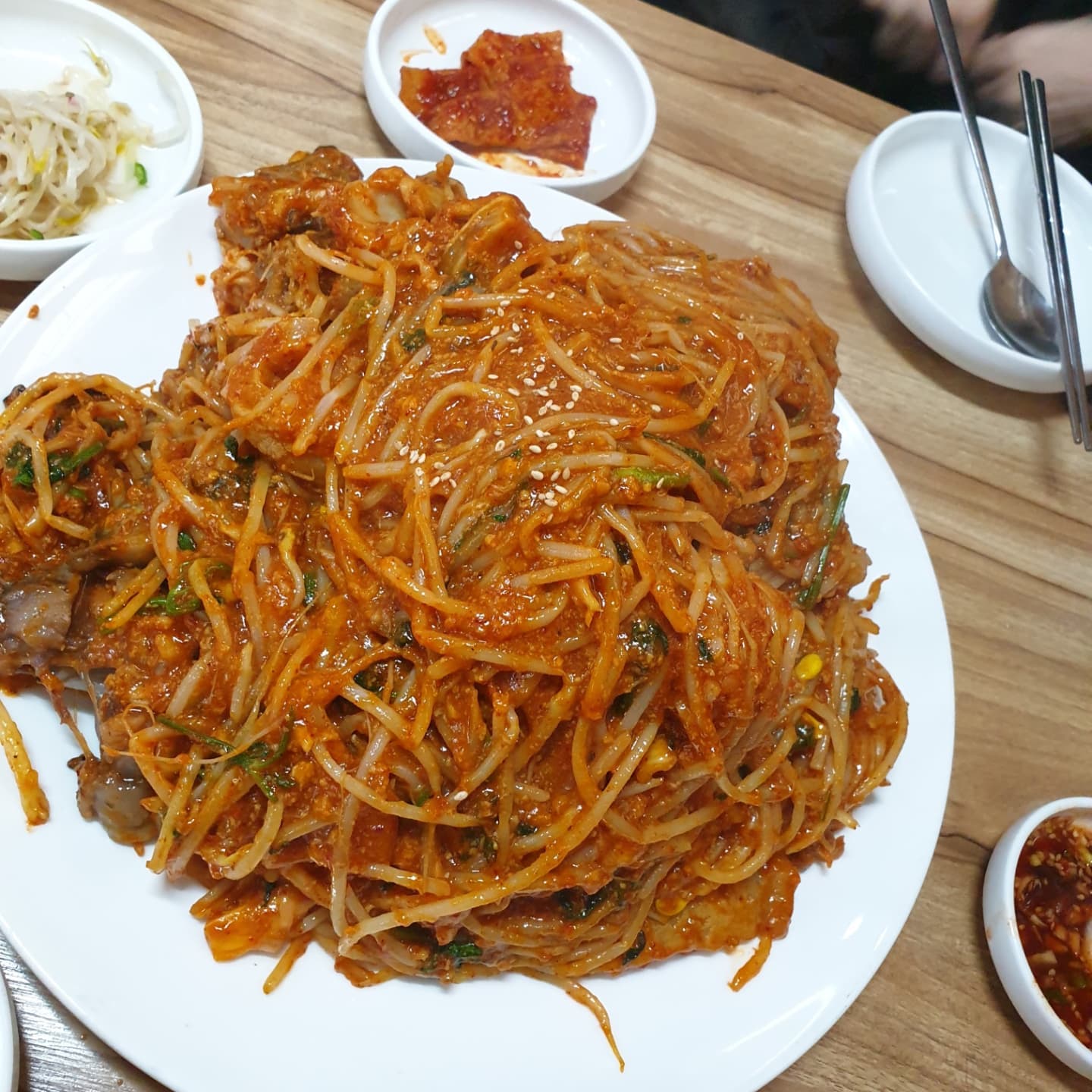 #부산맛집 #아구찜 #내돈내산 

가족들과 함께방문한 #해운대명품활아구전문점 입니다
양도 푸짐하고 매콤한게 
넘 맛있었습니다 😊😊

해운대구 방문시 가볼만한 밥집으로 추천드려요👍👍

🍀<위치>
-2중동역 10번 출구에서450m

<영업시간>
-11:00~20:30
(매주월요일 휴무)

🍀총점
​
<해운대 명품활아구 전문점 >
3.8 (재방문의사 O)
​
맛 : 4 ★★★★
- 아구찜 양이 많고, 양념이 맛있다.
매콤하고 짭지않아서 계속 손이가는맛.
아구는 부들부들하고, 콩나물은 아삭해서 씹는 맛이 있음.
​
​
매장:4 ★★★★
- 4인석 테이블로 구성되어있음.
총 데이블 10개정도로 꽤 넓은편.
의자테이블, 좌식테이블로 구분되어있음.
​
가격: 4 ★★★★
- 아구찜 大 60000원
아구찜 小 40000원
저렴한 가격은 아니지만, 4명모두 먹어도 남을만큼 양이 많음.
​
위치: 3★★★
- 중동역 10번출구에서 450m
주차장이 없어서, 길가에 주차해 놓아야함.
​
서비스: 4★★★★
- 사장님과 알바분이 친절하시고, 음식과 반찬도 빨리 나왔음.
(반찬양도 넉넉히 주시고, 밥양도 많아서 든든했음)

#부산맛집 #해운대맛집 #부산외식 #해운대외식 #부산데이트 #해운대데이트 #부산존맛 #해운대존맛 #부산맛집추천 #부산가볼만한곳 #해운대가볼만한곳 #부산핫플 #해운대핫플 #부산아구찜 #해운대아구찜 #부산아구 #해운대아구 #아구찜맛집 #해운대구맛집 #가족맛집 #맛집추천 #맛집 #먹스타그램 #맛스타그램 #밥스타그램 #좋반 #맞팔 가요
