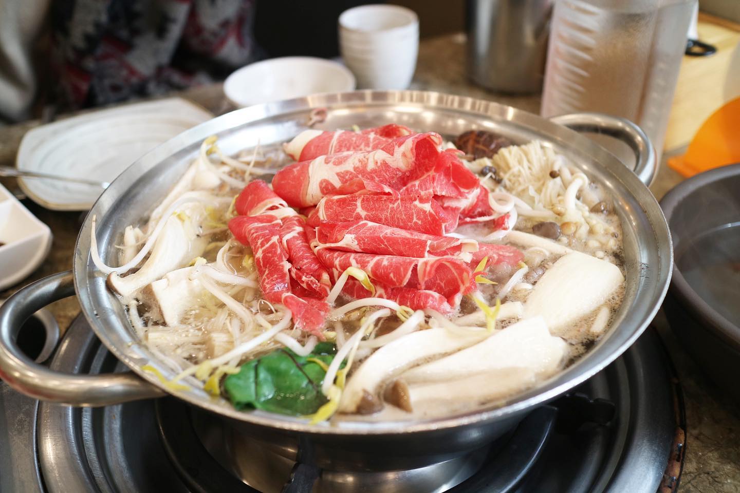 #협찬

오랫만에 외식이었는데
진짜 너무 맛있고 든든하게 보양식 같았던 버섯샤브샤브💜

샐러드바도 있어서 좋은데다가
버섯샤브샤브는 이벤트로 2+1이라 고기도 듬뿍 !

새송이, 느타리, 표고, 목이 버섯까지 
버섯도 종류별로 듬뿍 들어있어서 너무 맛나더라구요 :)

직원분들도 모두 친절하시고 너무 맛나용💛

#관평동맛집 #관평동샤브샤브 #대전샤브샤브 #관평동밥집 #샤브향대전테크노점
