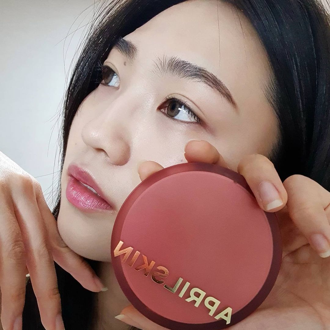정선민 on Instagram: “오늘 촬영 피부 메이크업은 수분+밀착+커버 셋 다 완벽하게 갖춘 #에이프릴 #히어로쿠션 하나로 점심부터 저녁촬영 종료까지 💖 @aprilskin_korea #광고 #에이프릴스킨 #aprils