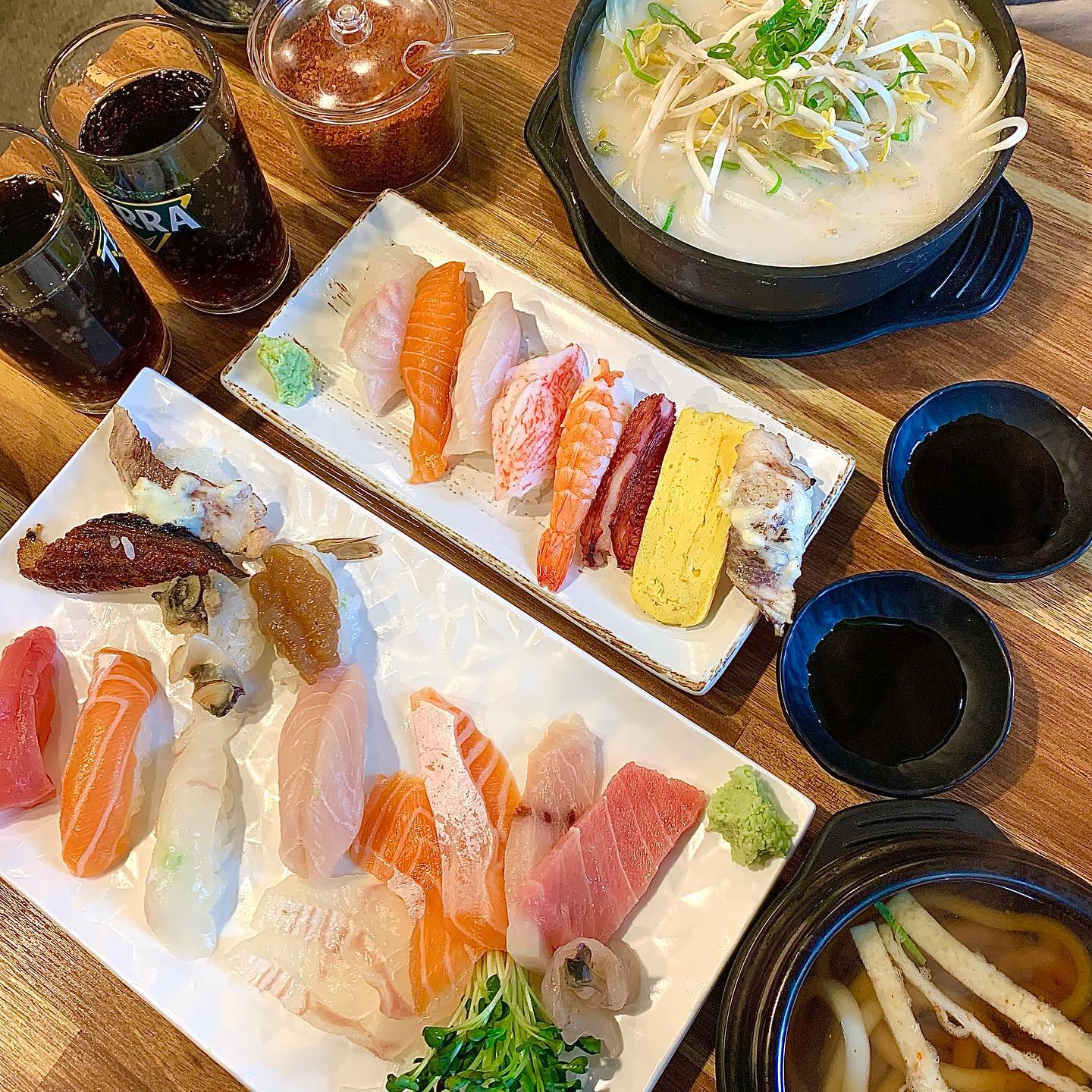 #협찬 #신비초밥⠀
⠀
오랜만에 초밥 먹으러🍣⠀
차갑게 먹는 초밥이지만, 추운 겨울에도 초밥은 못참지😤⠀
뜨끈한 나가사키 우동이랑 미니우동과 함께⠀
노곤노곤 몸 녹이며 맛있게 먹고 왔던 ㅎㅎ⠀
⠀
점심특선이라 가격도 괜찮은데 둘이서 사시미정식 , 나가사끼우동정식 주문하고 너무 배불러서 남길 정도였어요 ⠀
⠀
상콤한 샐러드, 싱싱한 사시미랑 초밥, 바삭바삭했던 고로케, 얼큰한 미니우동(요거 정말 맛있었다👍🏻), 해물가득 나가사끼우동까지❣️⠀
⠀
<신비초밥>⠀
- 사시미정식(점심특선) : ₩20,000⠀
- 나가사끼우동정식(점심특선) : ₩13,000⠀
- 음료수 : ₩2,000
⠀
⠀
⠀