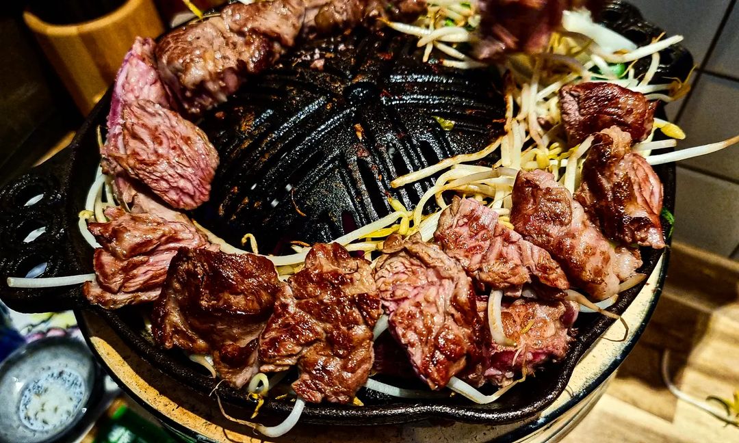심규민 on Instagram: “양갈비 미쳤음 😌 . . . #사진취미 #양갈비 #평택맛집 #동삭동맛집 #사케 #양갈비 #양갈비맛집 #평택양갈비 #먹스타그램 #화로구이 #숯불구이 #s21ultra #히츠지야”