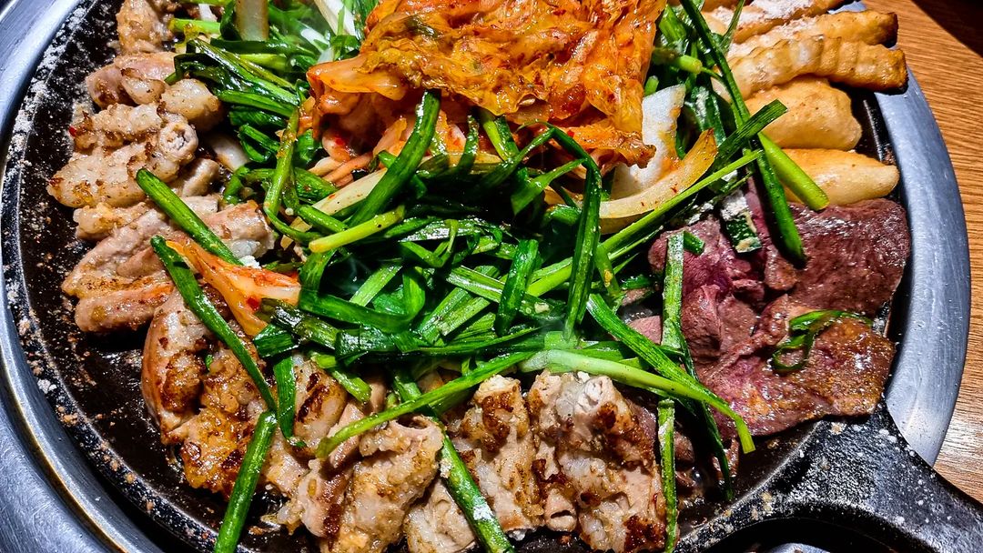 심규민 on Instagram: “😀 . . . #곱창 #막창 #대창 #염통 #모듬곱창 #치킨 #후라이드치킨 #영등포맛집 #영등포역맛집 #곱창팩토리 #사진취미”