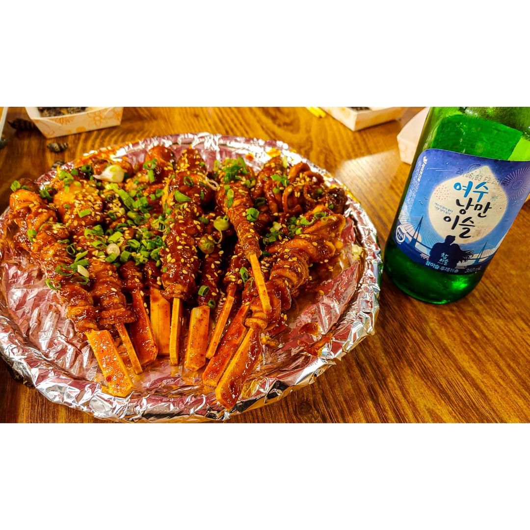 심규민 on Instagram: “여수 먹방 . . . #호롱이 #돌문어삼합 #딱새우 #갈치조림 #제육볶음 #쑥아이스크림 #바게트버거 #썬힐펜션 #먹스타그램 #버억 #여수당 #낭만포차 #여수여행 #사진취미”