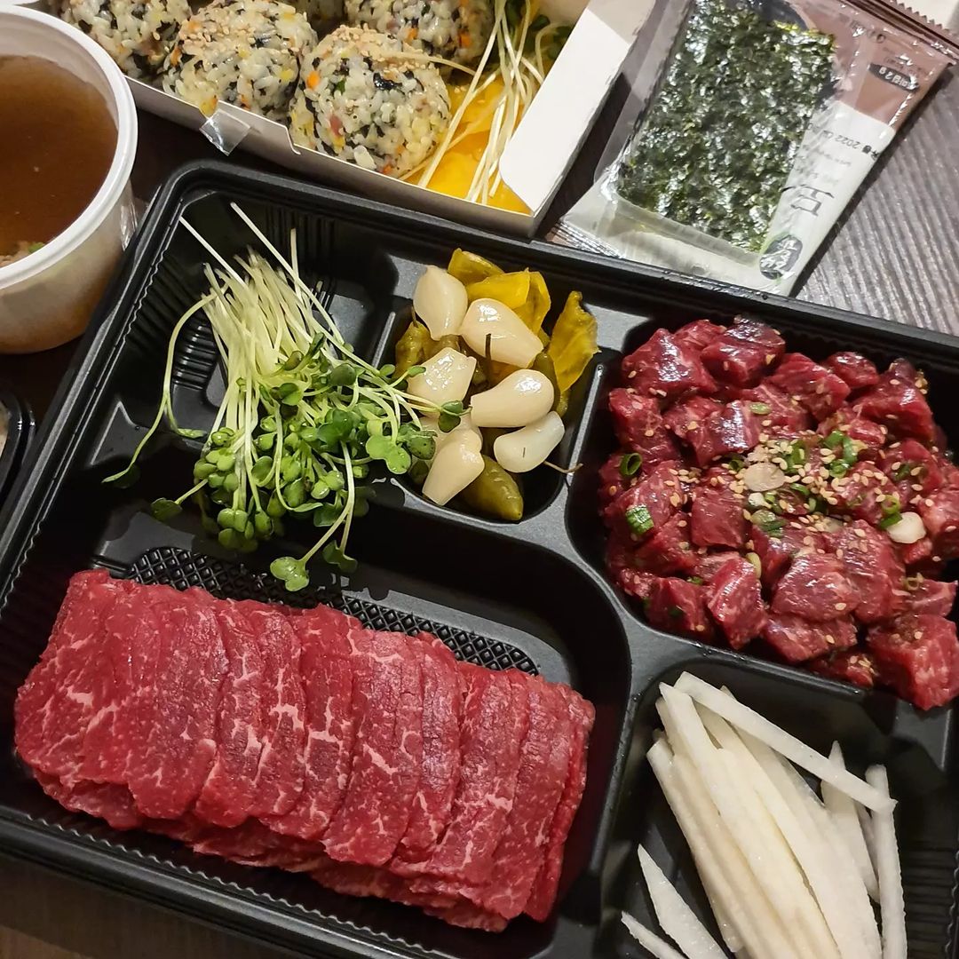 jello’s Instagram profile post: “🥩 . 육사시미 최고존엄 Place: 육회이야기 논현점 . ✔육사시미+깍뚝육회 육사시미 한입먹고 감동받은맛 배달 퀄리티가 아니고 진짜 너무 맛있다 그냥 먹어도 맛