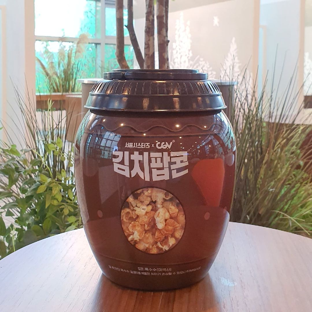 jello on Instagram: “🍿 . 김치팝콘 장독대 분양 후기: 진짜진짜진짜 맛있음 Place: CGV×서울시스터즈 김치시즈닝 . 맛이 걱정돼서 반반(김치팝콘 반 일반팝콘 반) 주문했는데 그냥 전부 김치팝콘