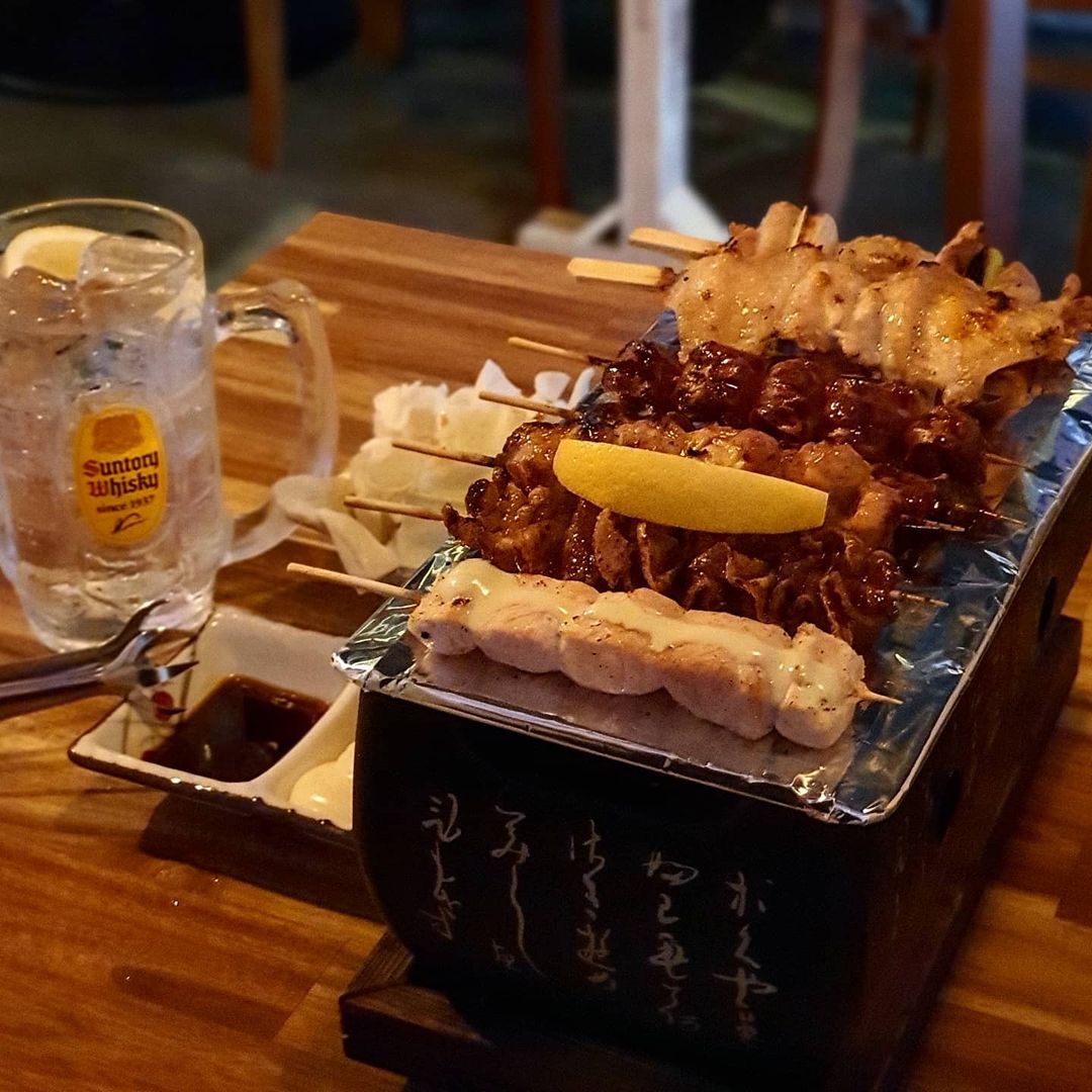 jello on Instagram: “🍢 . 술을 부르는 꼬치집 Place: 야네, 샤로수길 . 군더더기 없이 맛있고 처음부터 끝까지 따뜻하게 먹을수 있도록 미니화로 위에 꼬치를 올려준다 혼자서 천천히 음미하거