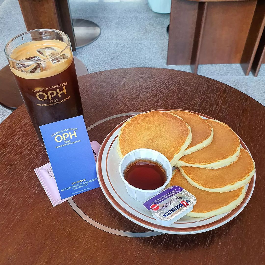 jello on Instagram: “🥞 . 도심 속 정원에서 먹는 팬케이크 Place: OPH 센터필드점 . ✔OPH SET 아메리카노와 버터밀크 팬케이크 한접시가 나오는 세트메뉴 아침식사 대용으로도 좋을 것 같고 브런