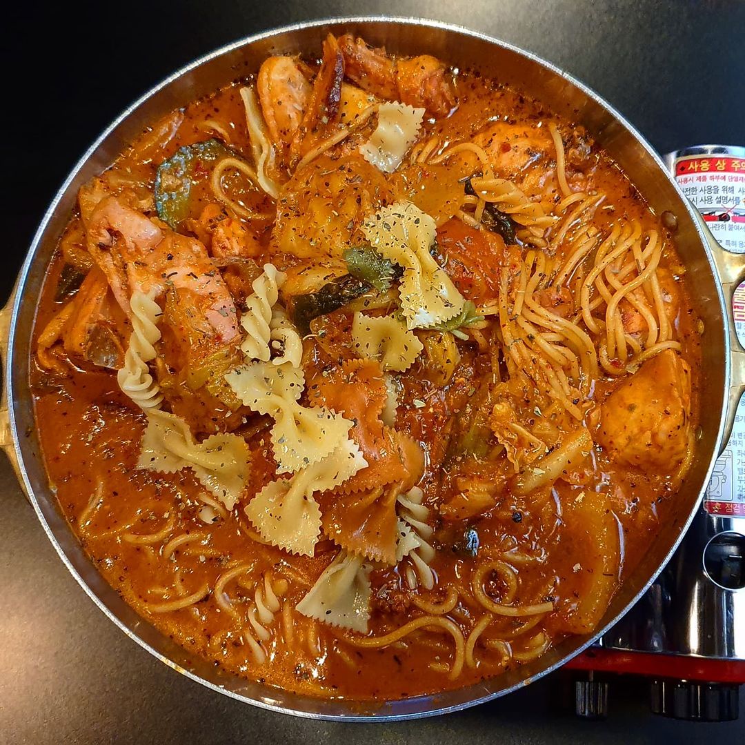 jello’s Instagram photo: “🍅 . 닭볶음탕에 이태리를 끼얹으면? Place: 박명주브라더, 샤로수길 . ✔이태리 치킨스튜(2인) 한국적인 닭볶음탕과 이태리풍 스튜를 맛있게 퓨젼시켰다 국물이 진짜