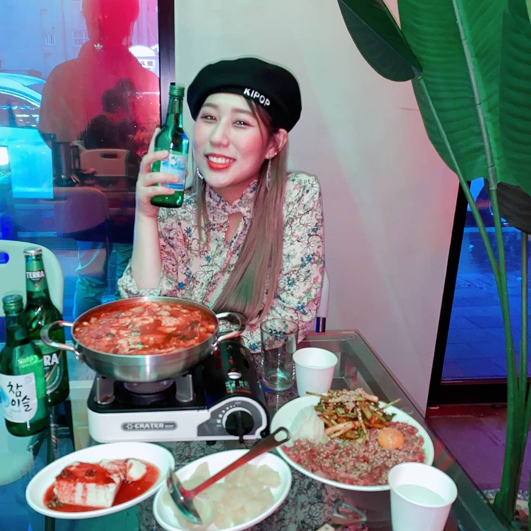 김혜빈 on Instagram: “#협찬 장안동에 생긴 정말 분위기 좋았던 술집:) 대창 순두부찌개랑 육회 시켰었는데 전부 성공적으로 너무 맛있었어요ㅜㅜㅜ 제가 갔을때는 테이블이 만석이였을 정도