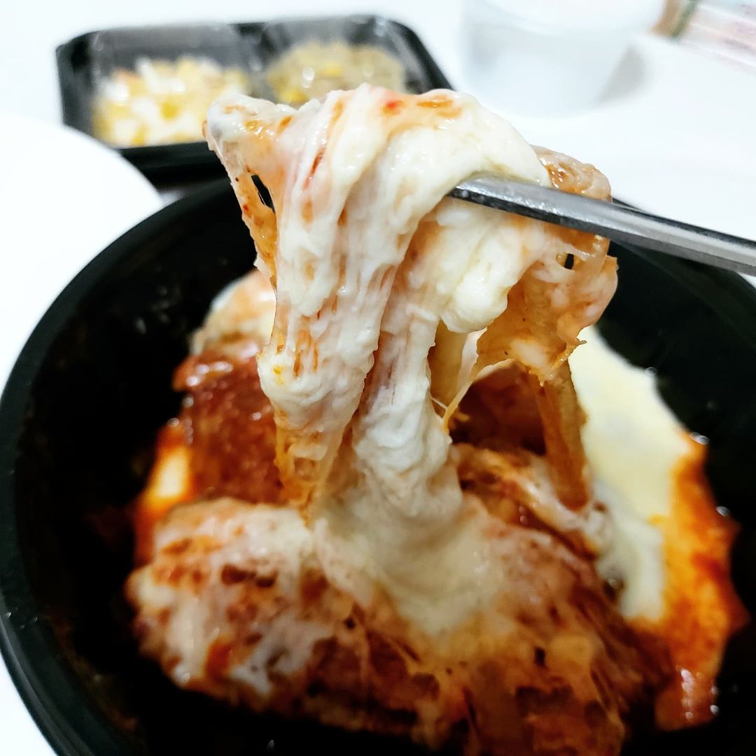 와구 on Instagram: “치즈 두 번 추가한 등뼈찜! 되게 매운데 맛있어요🥵😝 홍당인하불뼈찜 #불뼈찜 #등뼈찜 #뼈찜 #홍당인하불뼈찜 #배달 #먹스타그램 #먹스타 #맛스타 #맞팔 #먹팔 #맛팔 #소