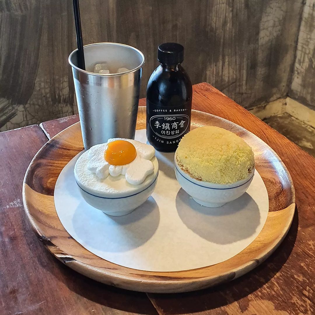 jello on Instagram: “🍚 . 보는 재미, 먹는 재미 가득한 곳 Place: 이진상회, 이천 . ✔순쌀 밥한공기 순쌀 카스테라가 도자기 대장금 그릇에 담겨져나온다 카스테라 위에 바닐라크림과 카스테라