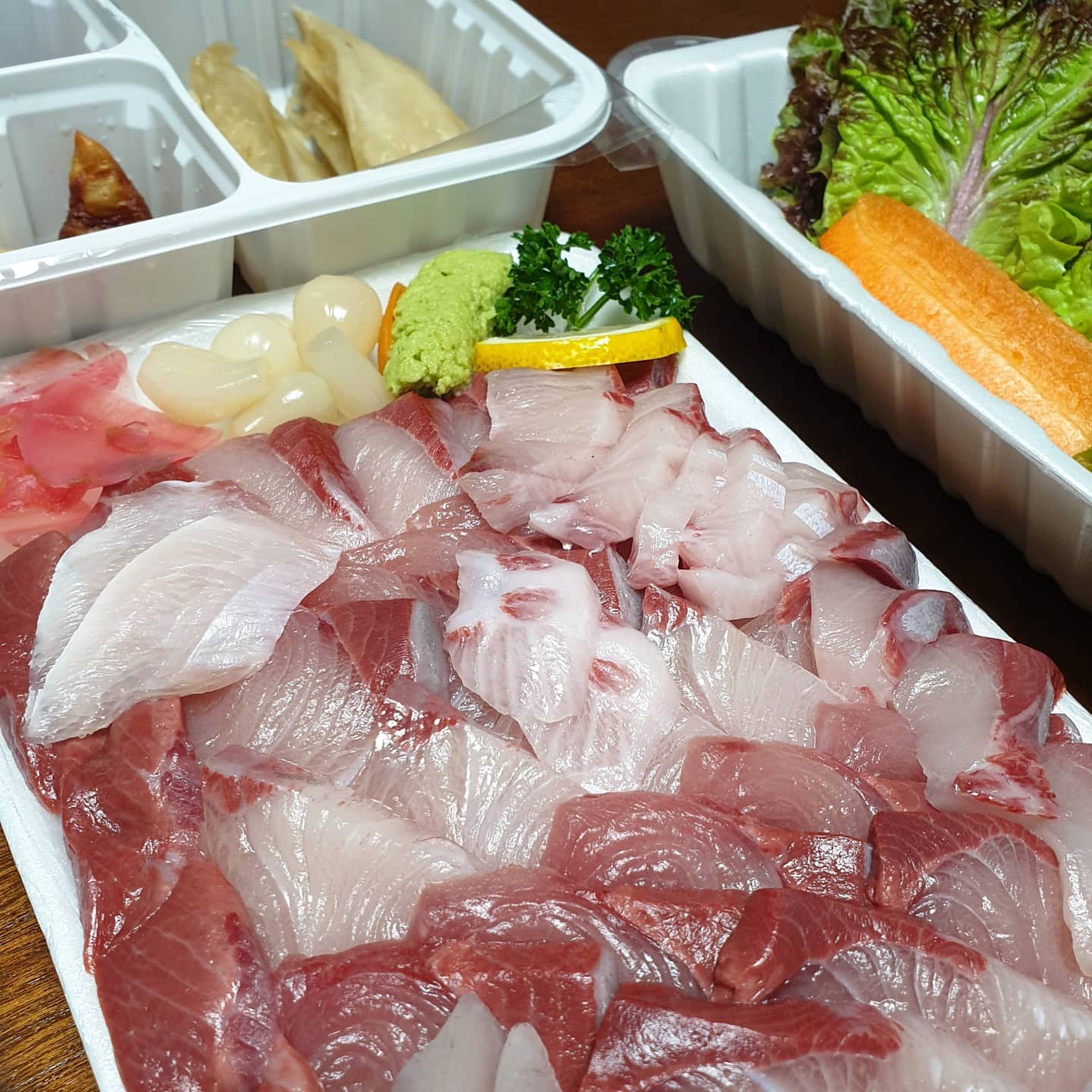 🤟방어랑 쭈꾸미🤟

📍방어 - 엄마랑
요 며칠 🎤🎵 방어방어~ 방~어~ 🎵 
노래를 부르던 저는..
결국 배달로 주문하고 말았답니다😁
와사비 살짝 얹고 헹군 묵은지랑 같이 싸먹으니깐... 
그저 행복...☺
조금 더 기름이 올라왔을 때 먹어주면 완벽할 것 같더라구요!

📍쭈꾸미 - 엄마미와 동생
동생이 시켜준 쭈꾸미는 리얼 진짜 찐으로 맛있었어요😊👏
2인분인데 쭈꾸미 잔뜩 들어있는 것도 완벽하고..
아래에 양념 잘 스며든 콩나물도 가득하구! 
마지막엔 밥도 볶아 먹었다구요..😆

🤤🤤🤤
고기도 먹고 싶고, 맛있는 빵도 먹고 싶고, 
회도 두툼하게 먹고 싶고, 뱃속에 거지가 들었나...?🥲
엄마 이걸 보고 있다면 저녁에 족발 시켜먹지 않을래요?
ㅋㅋㅋㅋㅋㅋㅋㅋㅋ

👉 여러분 모두 즐거운 저녁 되시기를 바랍니당! 😝
맛난 음식으로 힐링하는 하루 되세요❤

#상암동맛집 #상암동배달맛집 #배달음식 #방어 #방어회 #쭈꾸미 #쭈꾸미볶음 #쭈꾸미볶음밥🐙 #해산물 #막올리기🙊 #음식스타그램 #음식으로진심을말하다 #엄마랑 #동생이랑 #먹스타그램