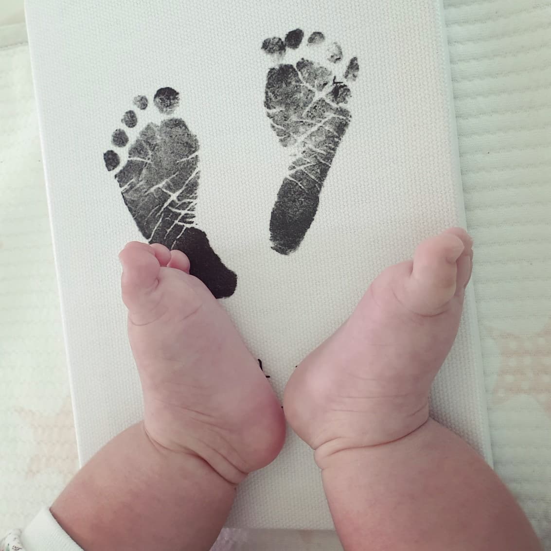 👣
태어나자마자 
찍은 발도장을 액자로 만들어주는 
하다네 발도장 액자💕

백일상테이블이나
돌잔치테이블에 함께 올리면 
너무나 예쁠거 같은 발도장액자이다
태어난 시간, 키, 몸무게, 혈액형까지 기록할수있어 더욱 의미있는 액자인듯~

탁상용으로도 가능하고
벽걸이로도 가능하게 
제작되어 와서 인테리어에 맞게 세워두거나 걸어주면 될거같다
함께 구입가능한 미니이젤 위에 올려두어도 예뻐요~🖼

#하다네 #발도장액자 #아기발도장 #신생아발도장 #아기백일선물추천 #돌선물추천 #하다네발도장액자 #힐링체험단