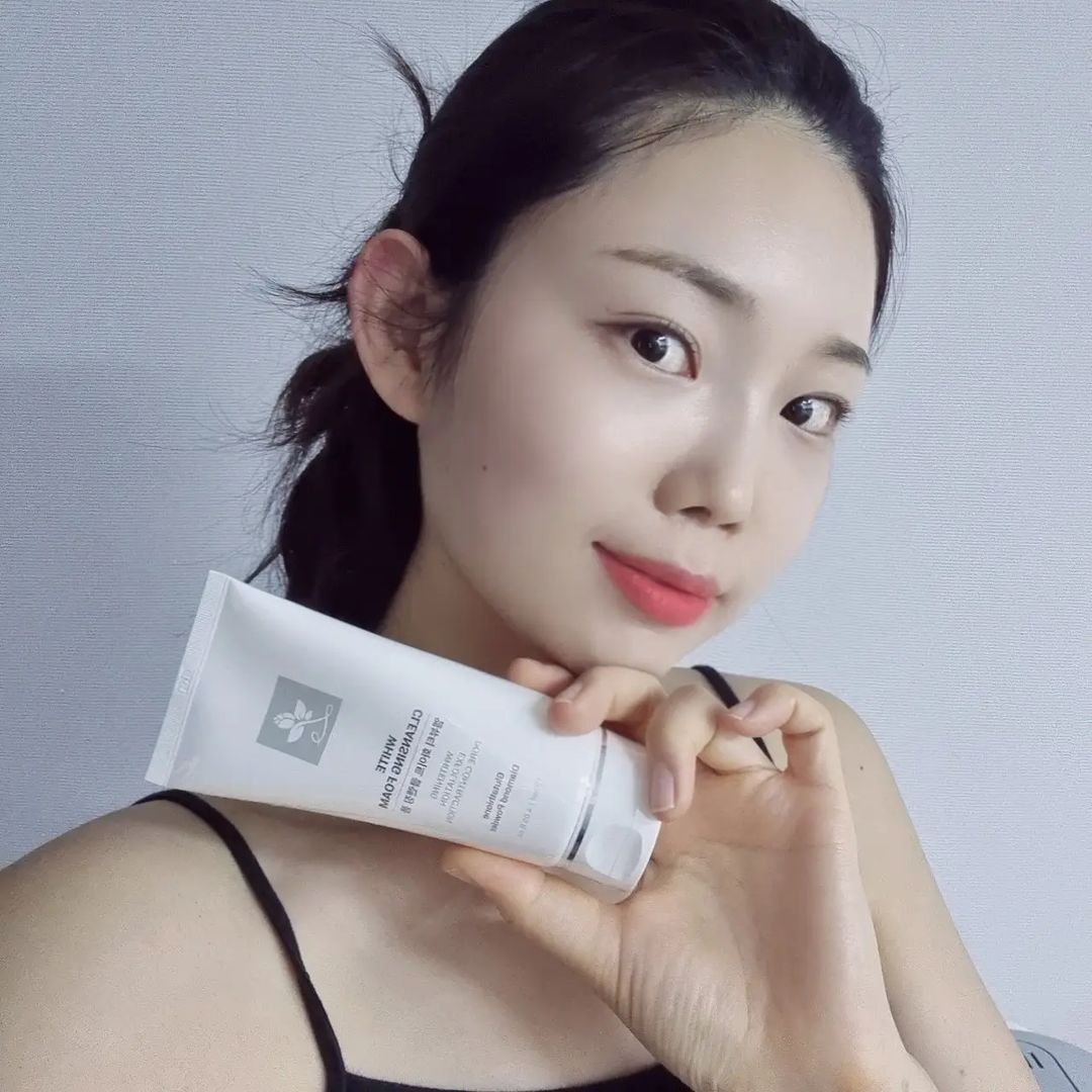 31 Likes, 1 Comments - 𝕐𝕠𝕟𝕒❣︎ (@yona.daily) on Instagram: “#협찬 요즘 환절기라 그런지 벌써부터 건조해지기 시작한 악건성피부 입니다 ㅠㅠ 그래서 보습력 좋은 폼을 찾으보다 엘뷰티 화이트 클렌징 폼을 써보게 되었어요 :) 다...